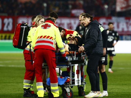 Sturm-Angreifer-Leon-Grgic-erleidet-im-Derby-Kreuzbandriss