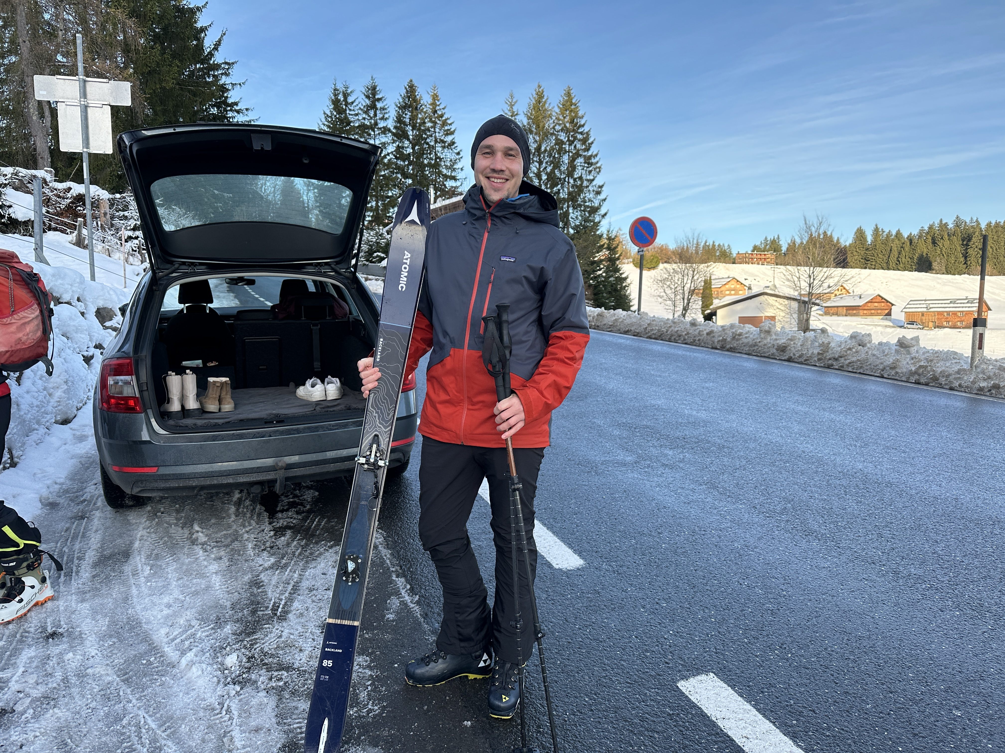 Maxi am Bödele mit seinen Tourenskiern.