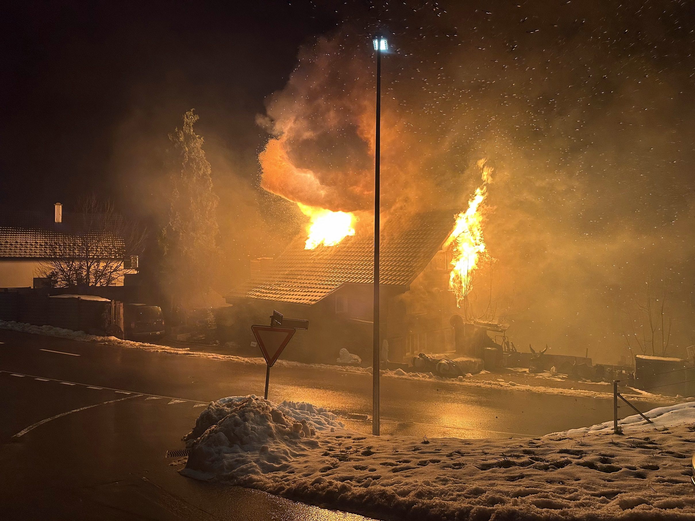 Doppelhaus-bei-Brand-v-llig-zerst-rt