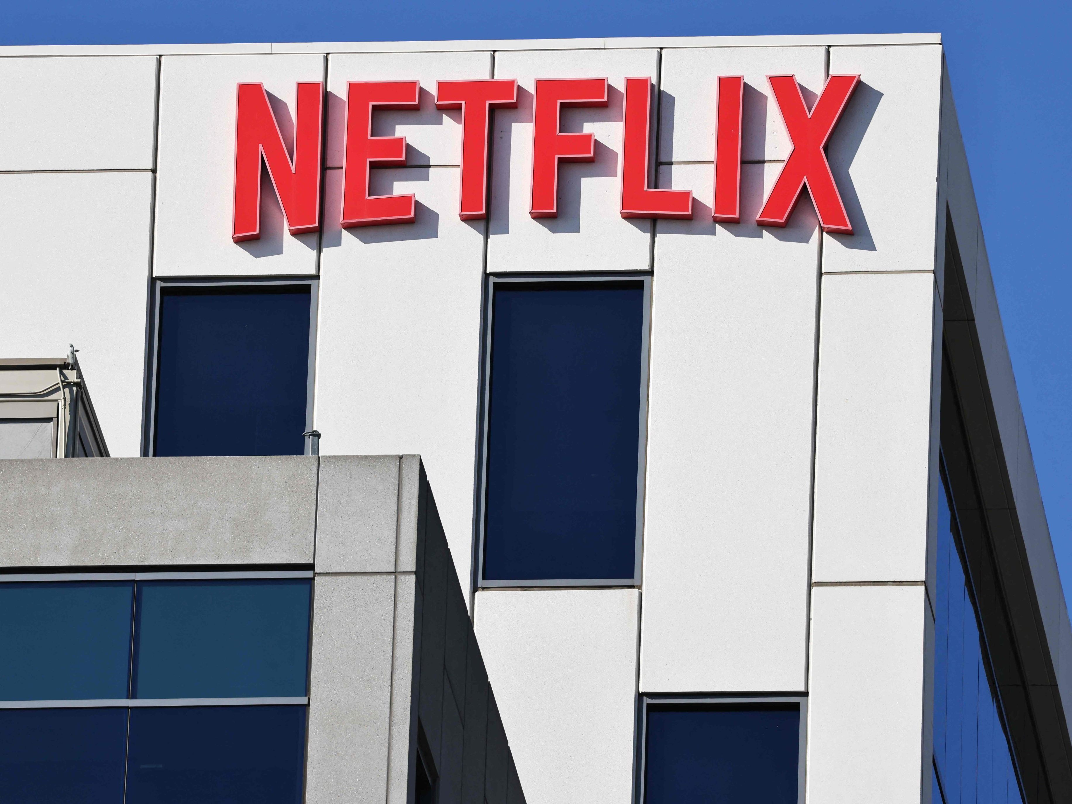 Medien-Netflix-vorne-im-Bieterkampf-um-Warner-Bros-