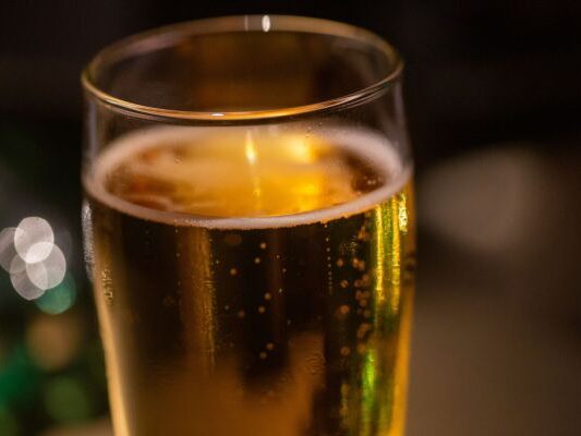 Auf dem Bild sieht man ein Glas Bier. Alkoholische Getränke wurden wie viele andere Sachen teurer.