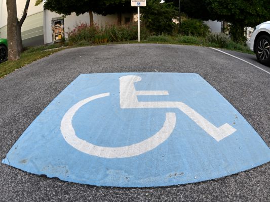 Auf dem Bild sieht man einen Parkplatz für Menschen mit Behinderung.