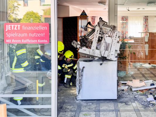 Auf dem Bild sieht man einen Bankomat, der vor Monaten gesprengt wurde. Er ist sehr stark beschädigt.