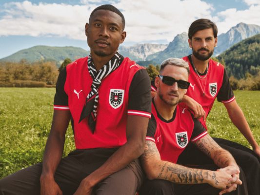 Auf dem Bild sieht man die Fußball-Spieler David Alaba, Marko Arnautovic und Florian Grillitsch. Sie tragen bereits die neuen Trikots.