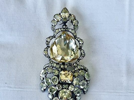 Auf dem Bild sieht man ein Stück aus dem Juwelen-Schatz von der früheren Kaiserfamilie Habsburg.