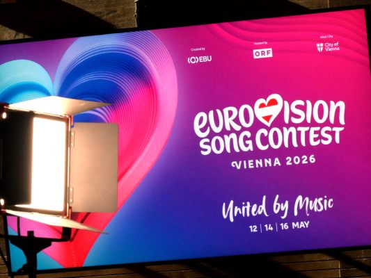 Auf dem Bild sieht man Werbung für den Eurovision Song Contest in Wien.