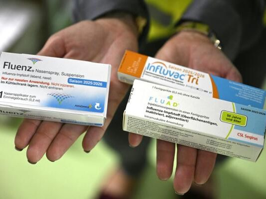 Auf dem Bild sieht man 3 Medikamente zur Grippe-Impfung.