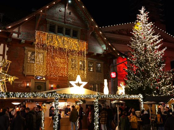 Dornbirns-Rotes-Haus-gl-nzt-im-Advent