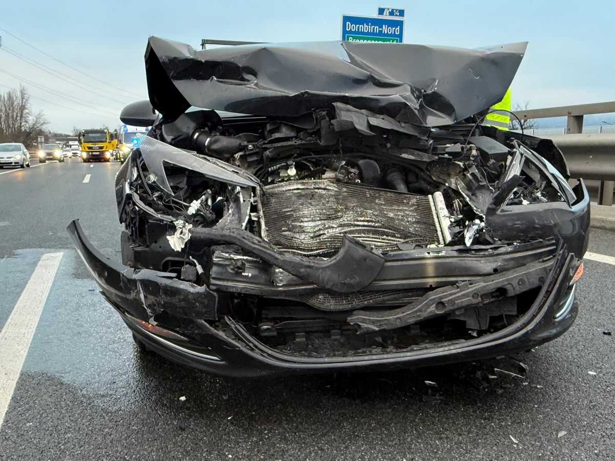 Unfall auf der A14 mit mehreren Fahrzeugen.
