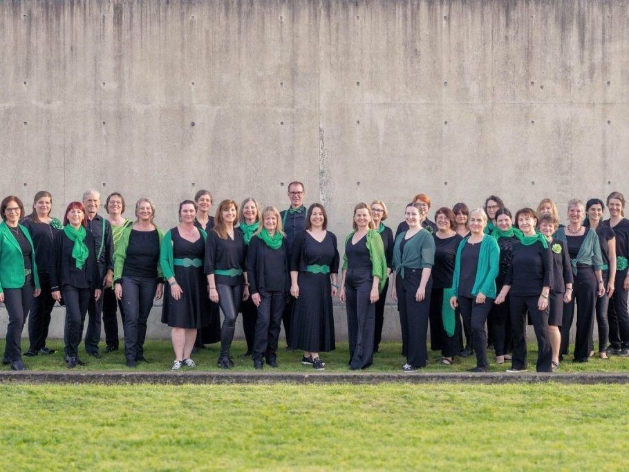 Zwei-Ch-re-zwei-Klangwelten-Chor-ImPuls-und-Good-News-beim-Adventzauber