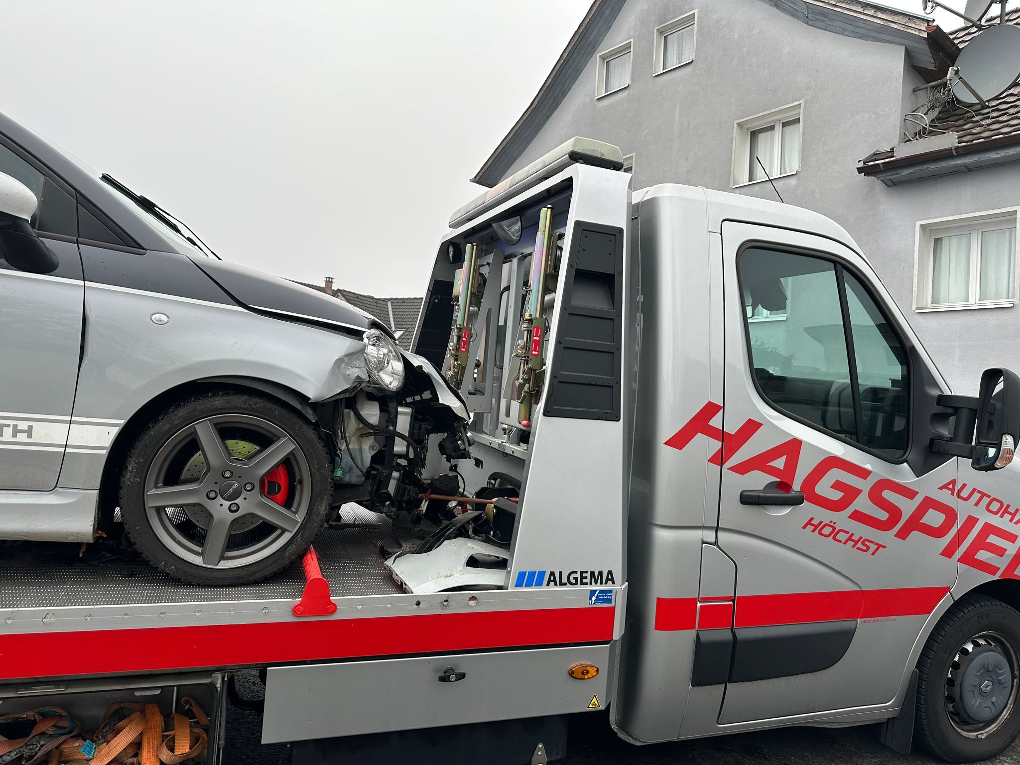 In Höchst ist ein Autofahrer auf der L19 von der Straße abgekommen und gegen einen Zaun geprallt.