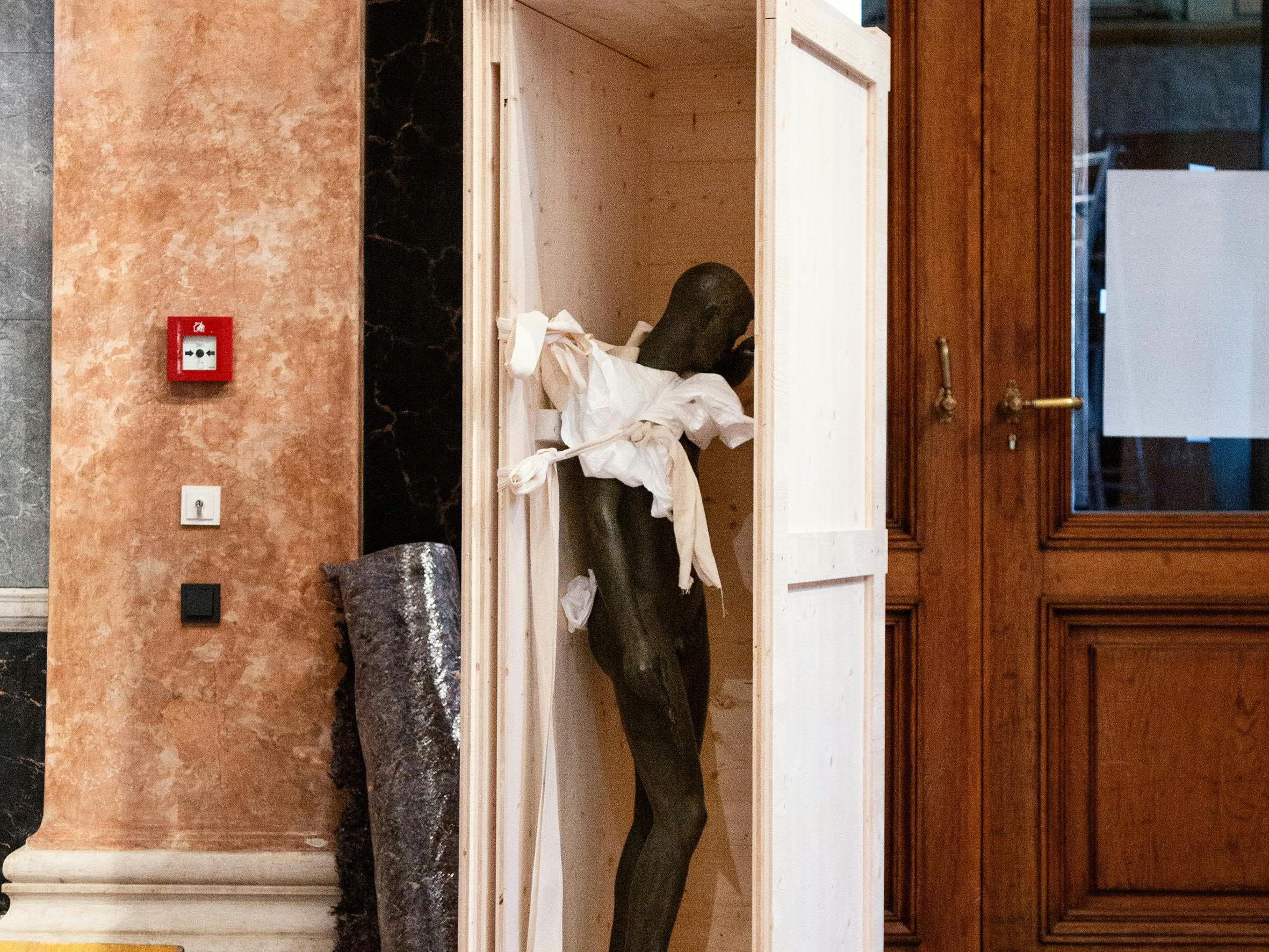 kunstakademie-wien-entfernt-quot-heldendenkmal-quot-von-josef-m-llner