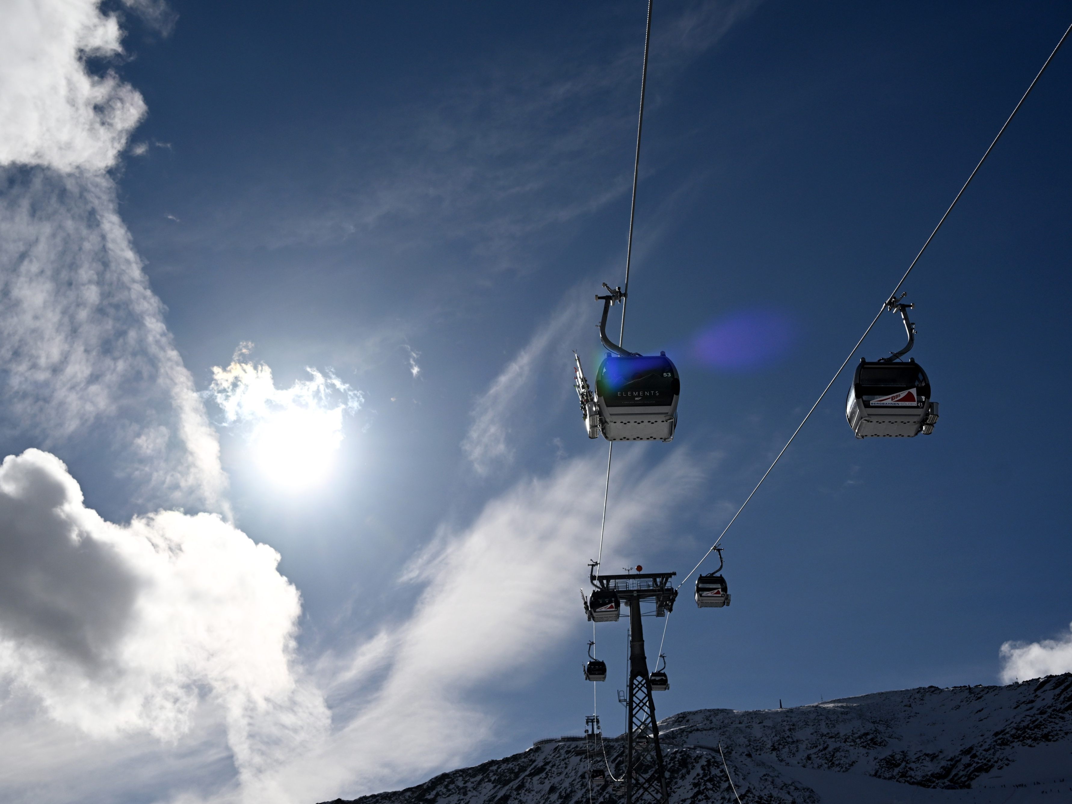 Alkohol-und-Abenteuerlust-Zwei-M-nner-n-chtigen-auf-Gletscherpiste