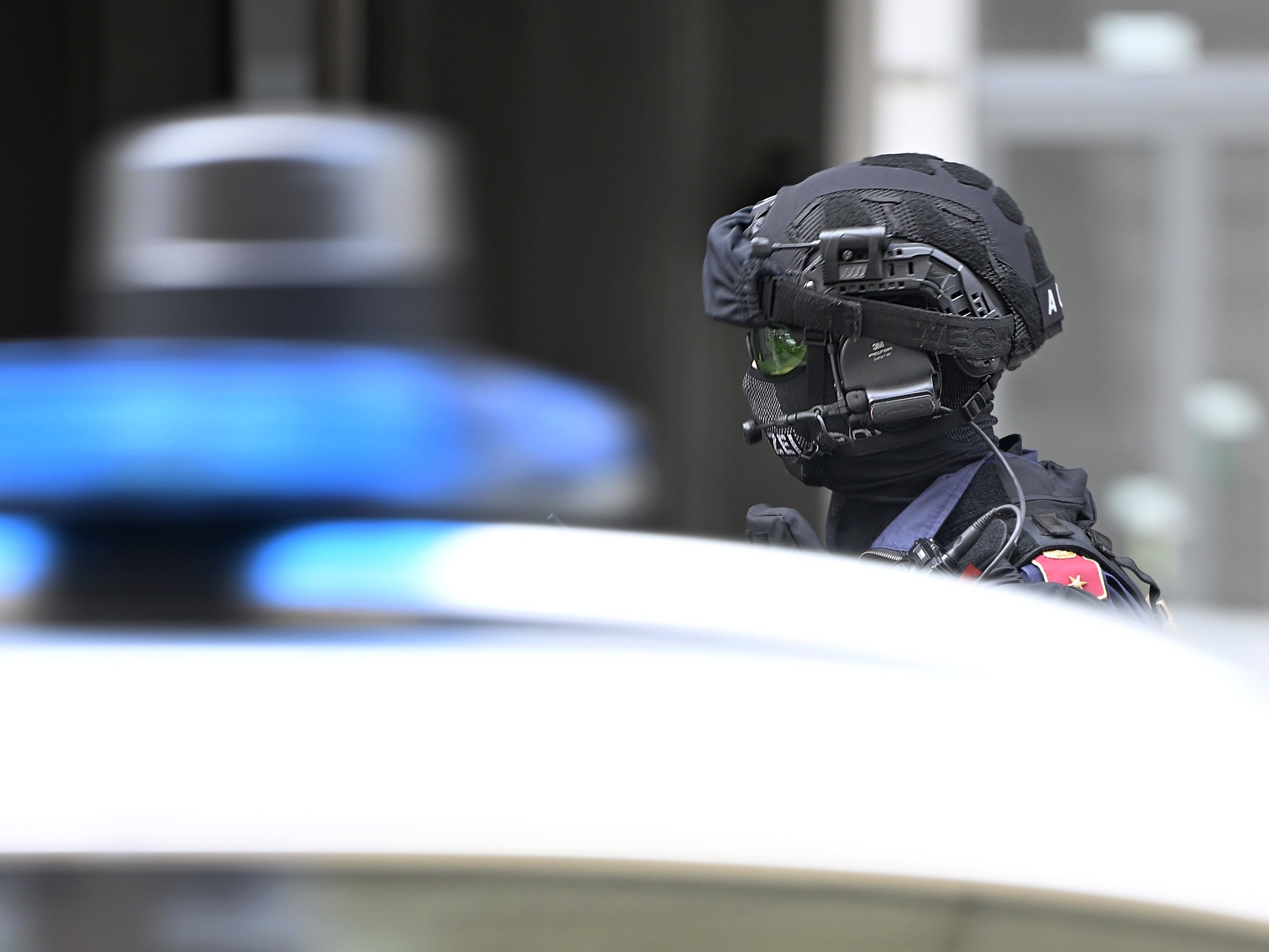 Mann-verschanzte-sich-mit-Messer-in-Zugabteil-WEGA-im-Einsatz-in-Wien-Favoriten