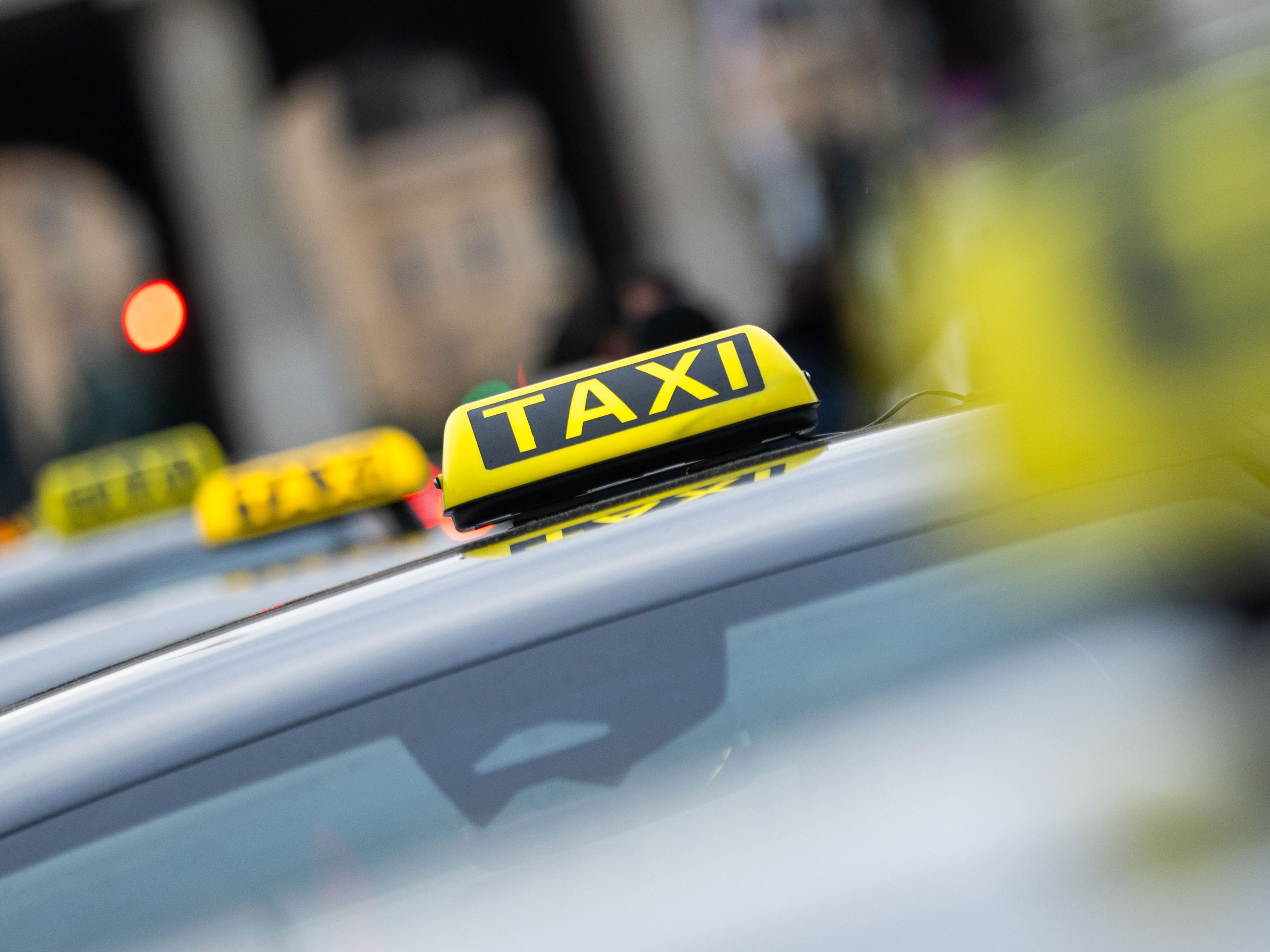 Unbekannte raubten einen Taxilenker aus.