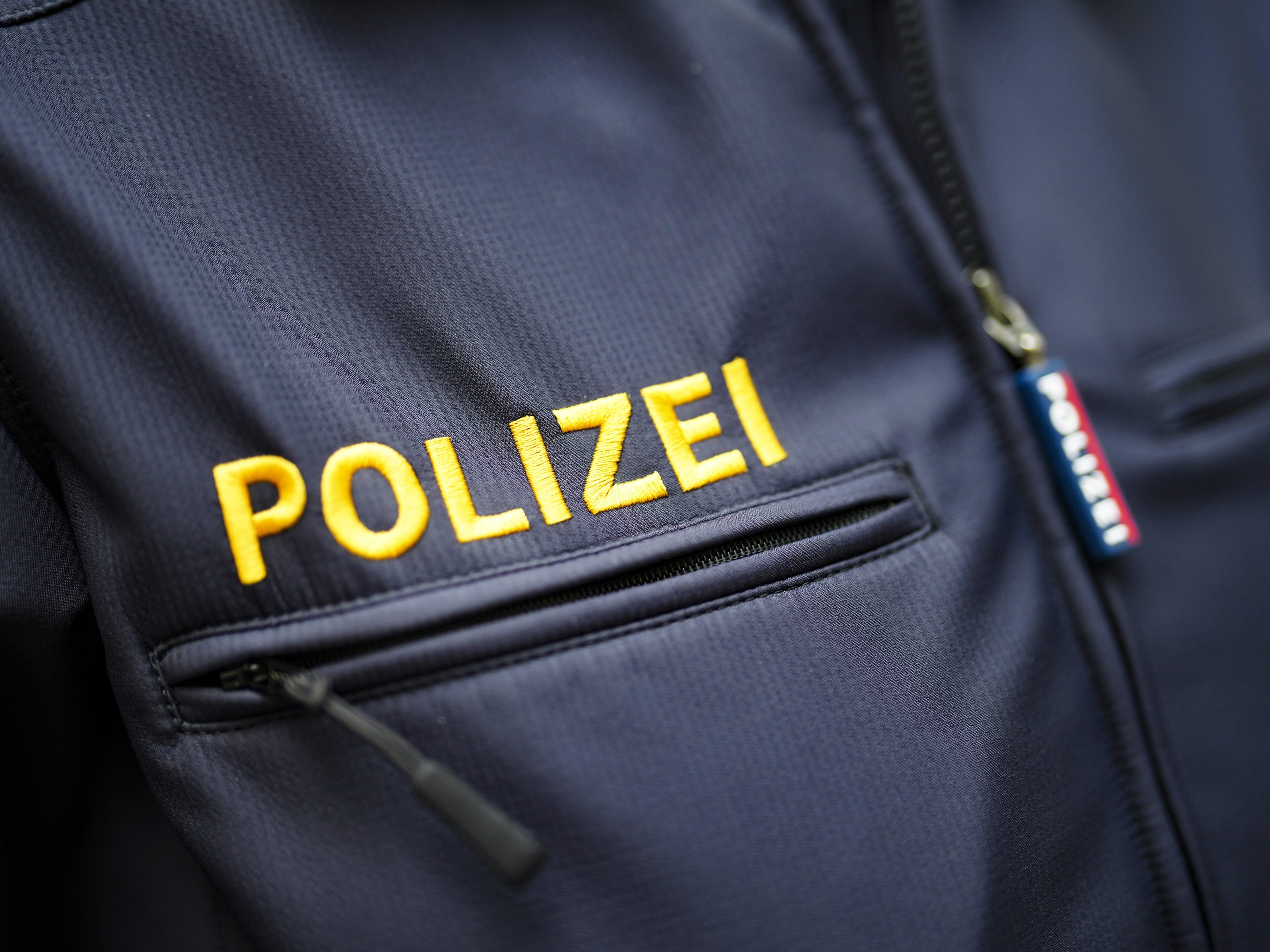 An Streifenwagen entstand Schaden.