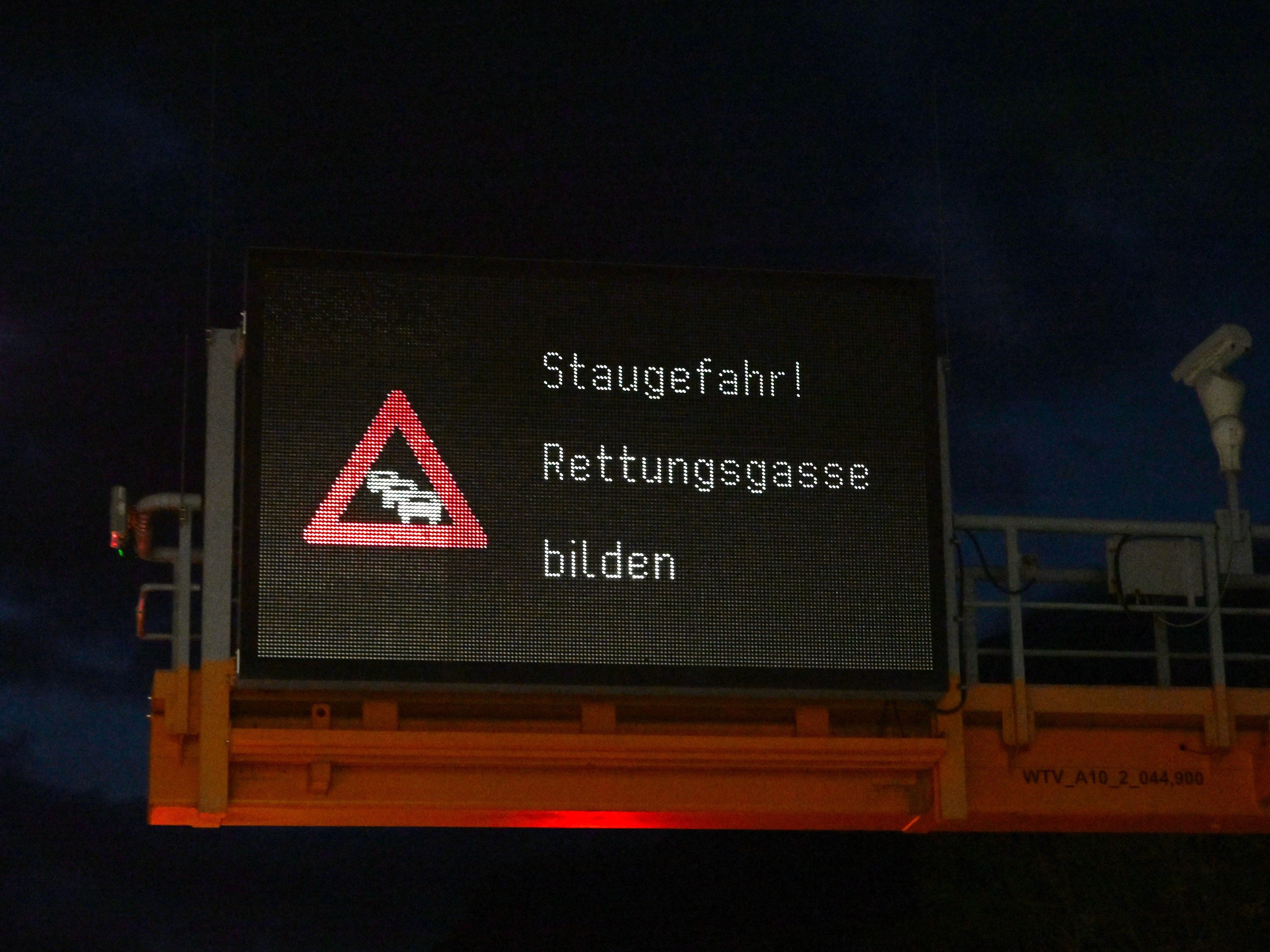 Mega-Stau-auf-A1-Richtung-Wien-nach-Unfall-mit-mehreren-Fahrzeugen