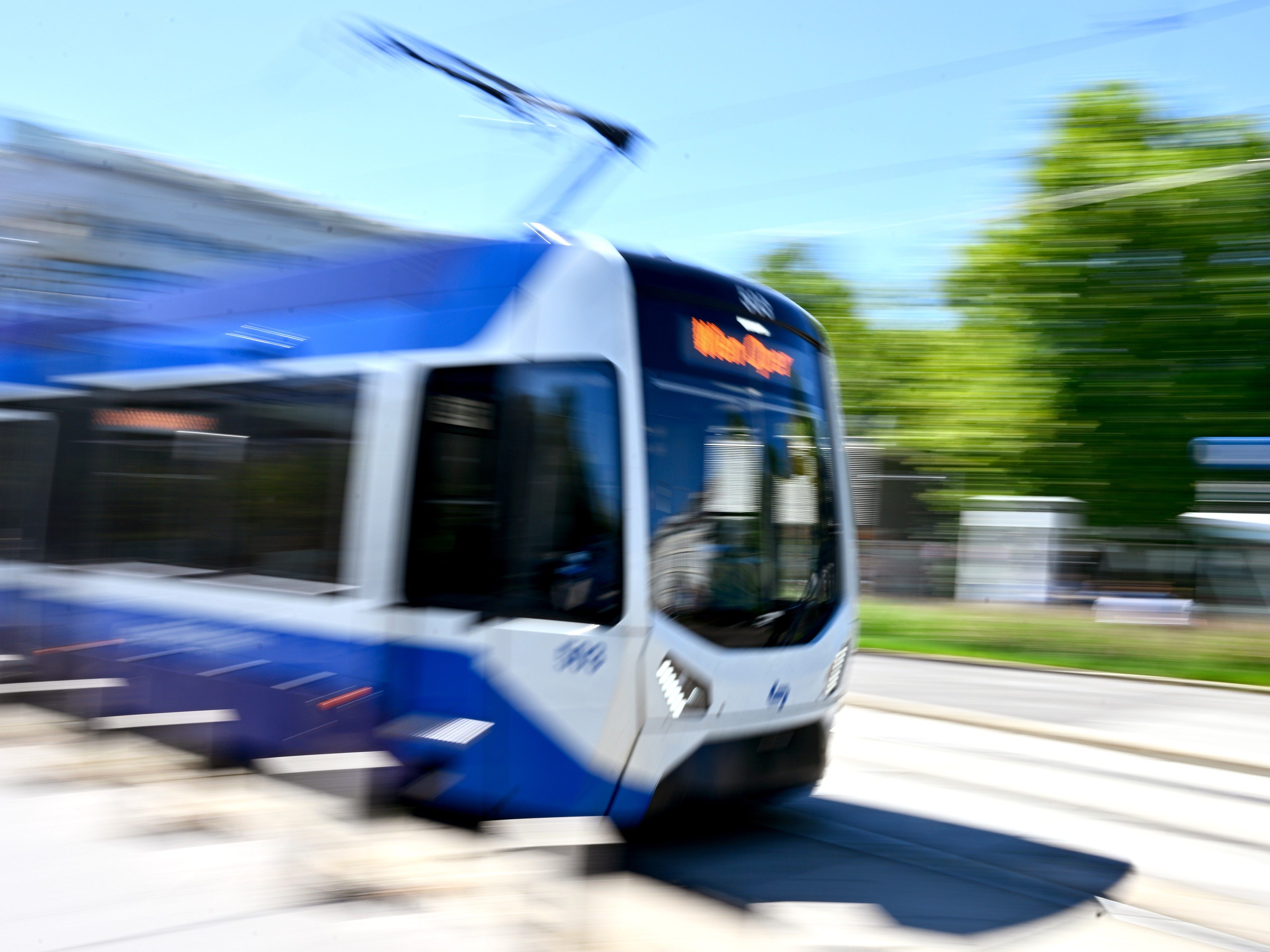 Wienerin-von-Badner-Bahn-erfasst-und-schwer-verletzt