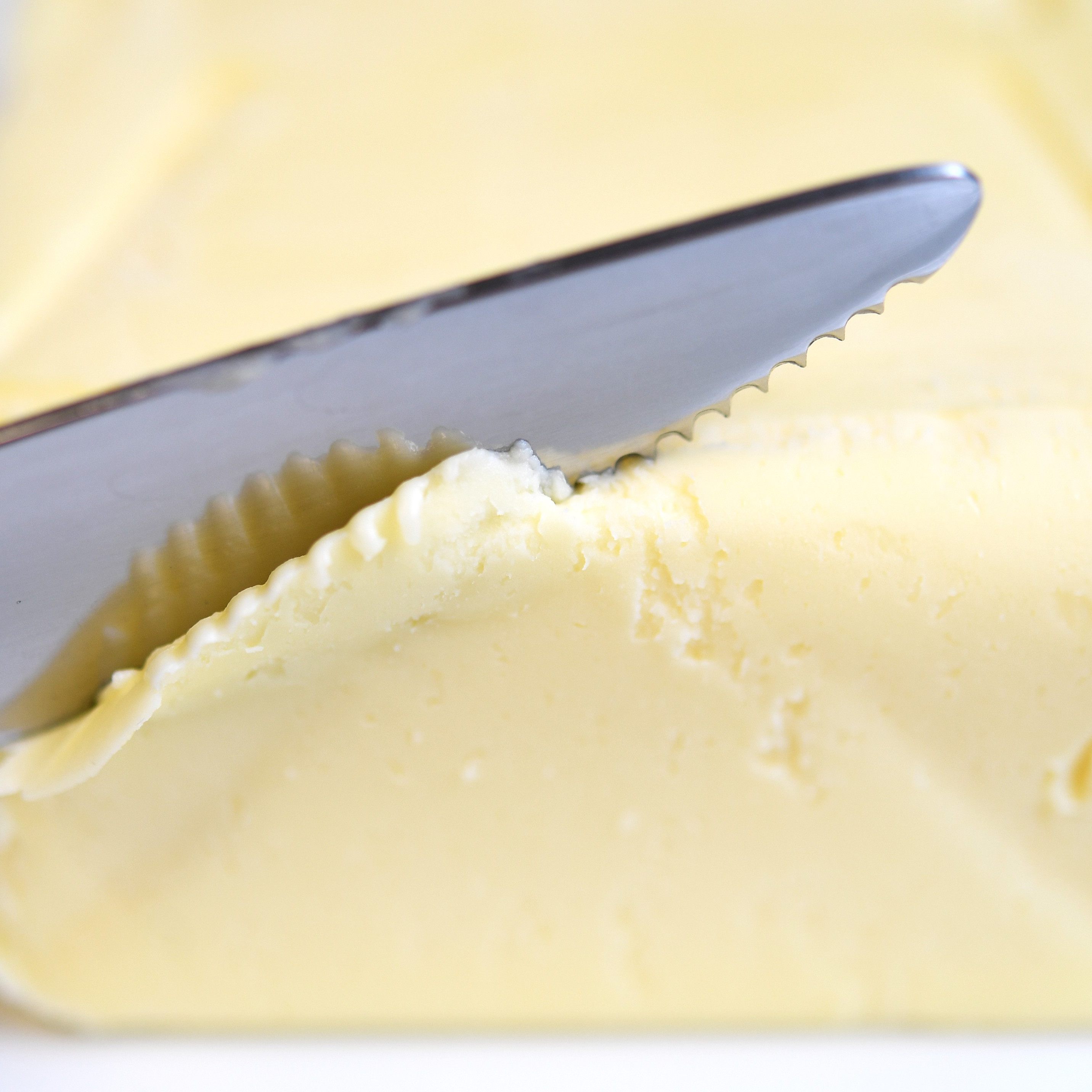 Der rapide Preisverfall bei Butter trifft Milchbauern hart.