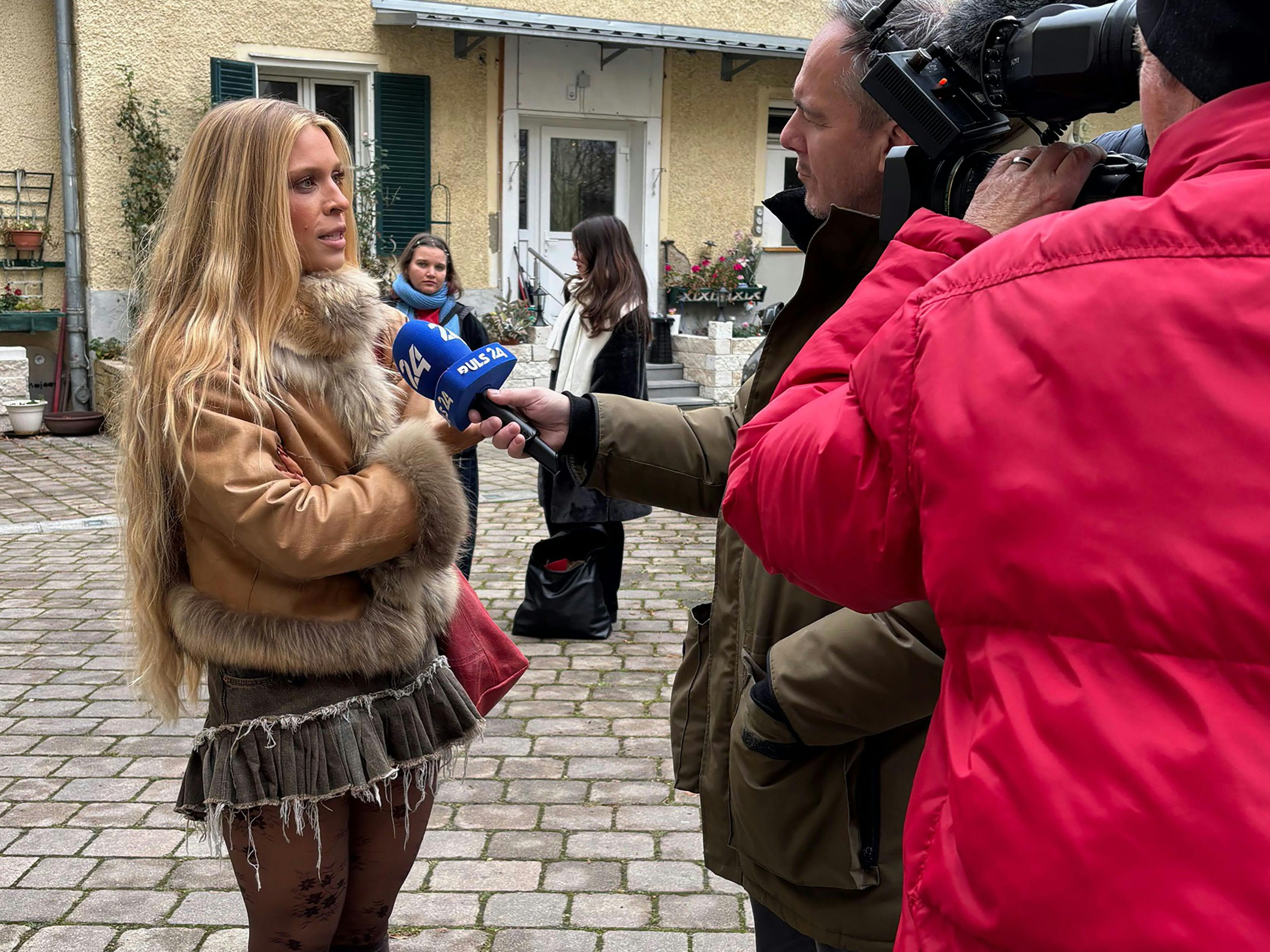 Klimaaktivistin Anja Windl im Rahmen der Verhandlung vor dem BVwG.