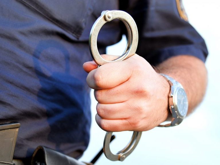 Illegale-Waffe-zuhause-Wiener-drohte-Besuch-in-der-Nachbarschaft-zu-erschie-en