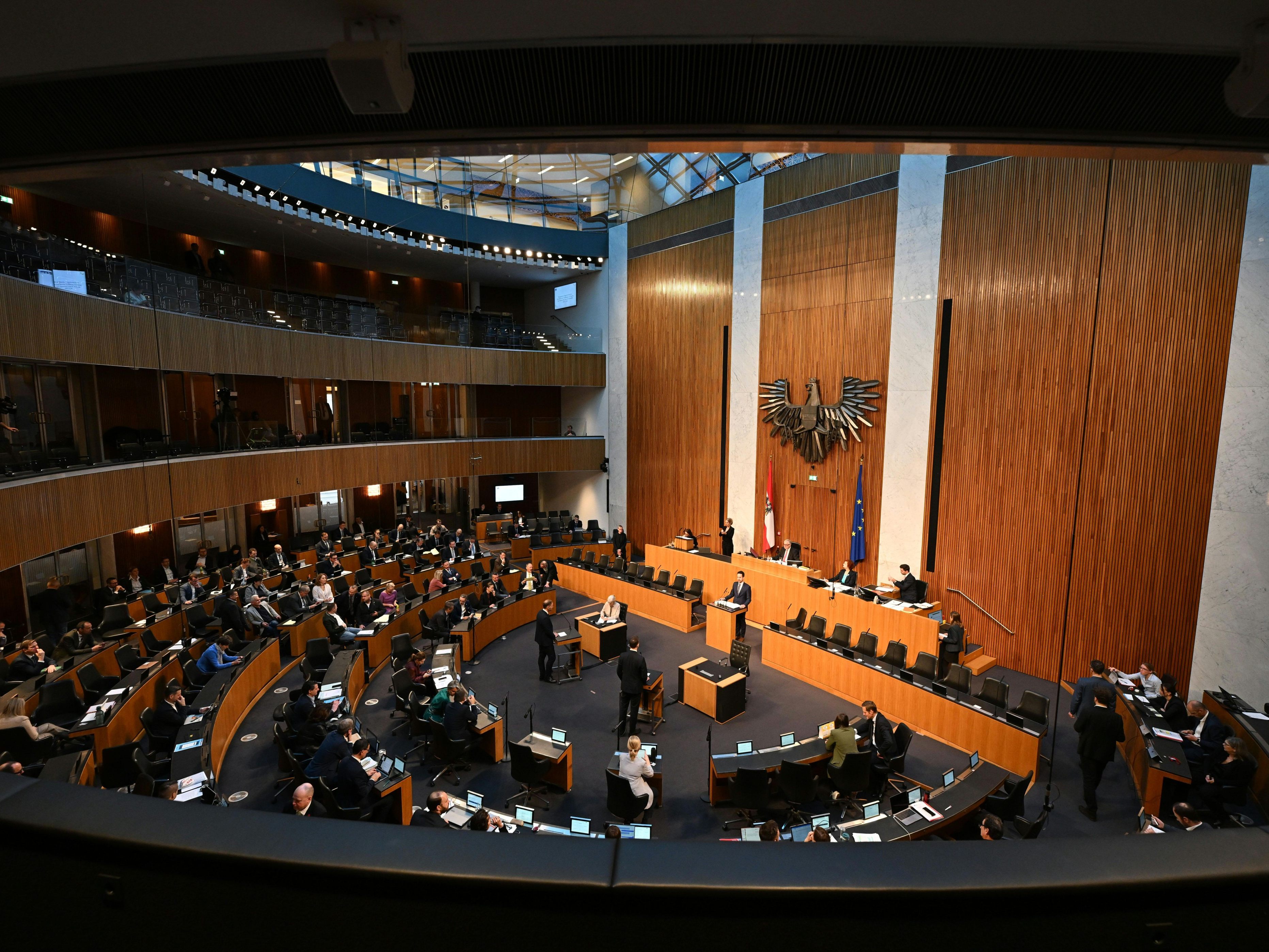 Nationalrat-fixierte-Nulllohnrunde-f-r-Politiker-und-Beamtengeh-lter