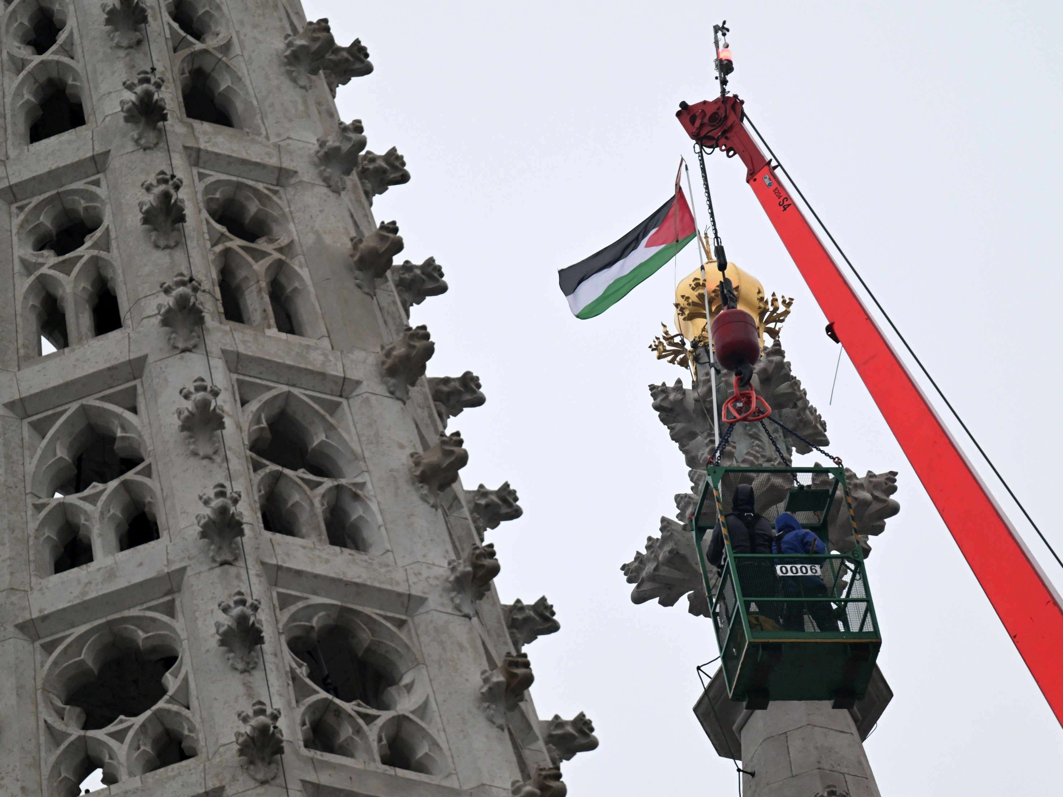 Erst am Dienstag wurden die Palästina-Flaggen an den Spitzen der Wiener Votivkirche mittels Kran entfernt.