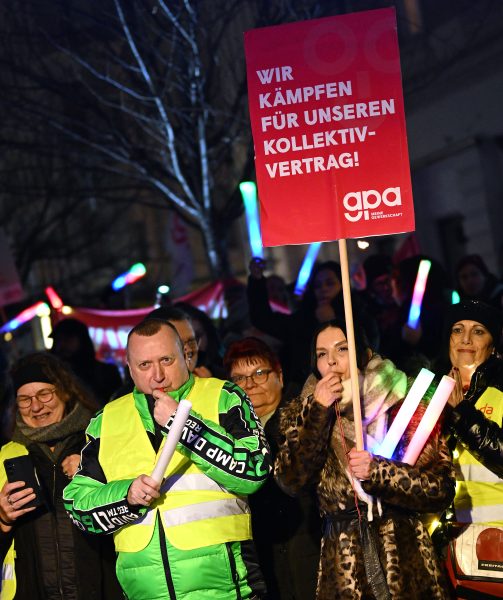 ABD0148_20251204 – WIEN – STERREICH: Aktion der Gewerkschaft GPA “Arbeitgeberverband der Sozialwirtschaft sterreich soll ‘ein Licht aufgehen'” am Donnerstag, 4. Dezember 2025, in Wien. – FOTO: APA/HELMUT FOHRINGER