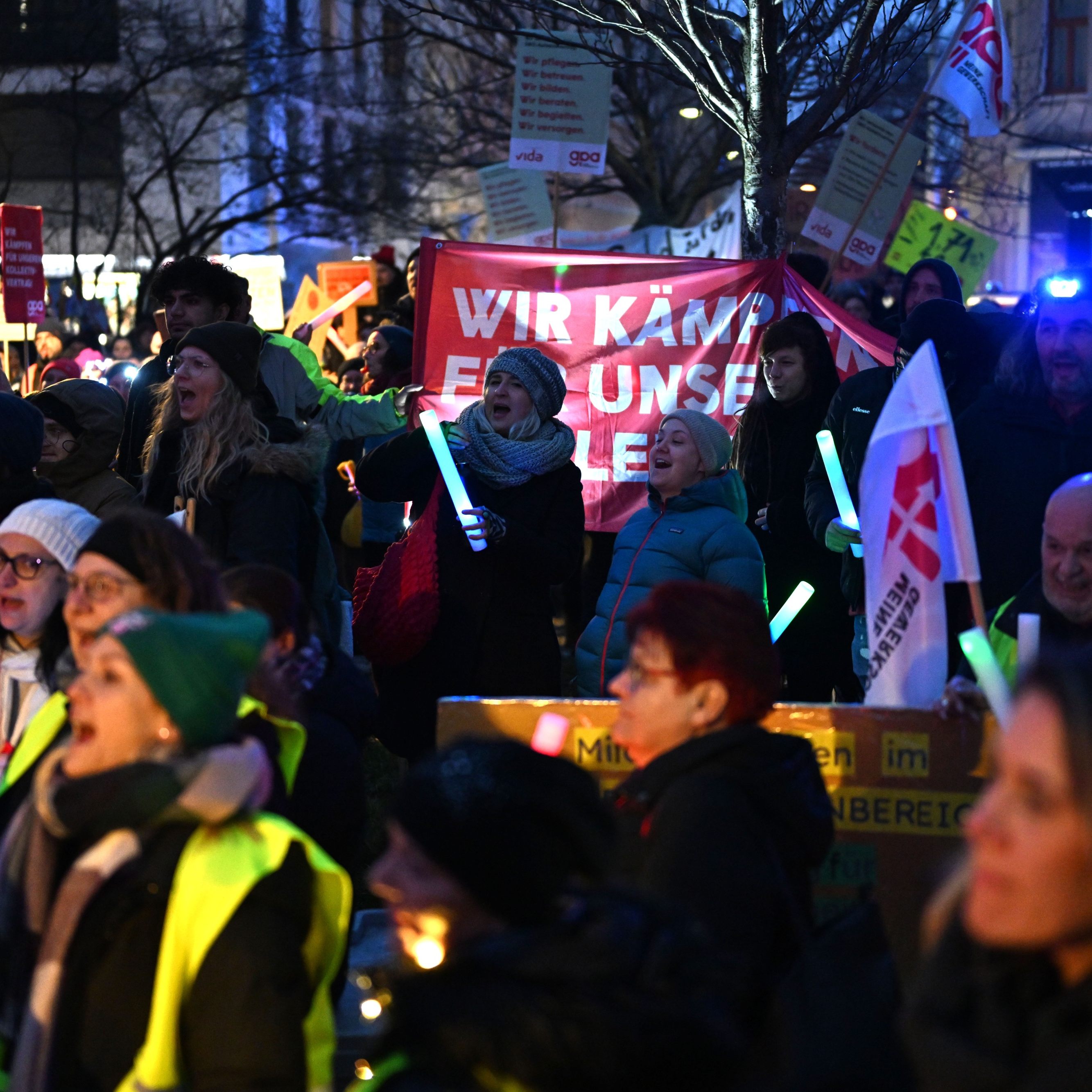 Die Beschäftigten beendeten die Streikwoche mit einem Licht-Protest in Wien.