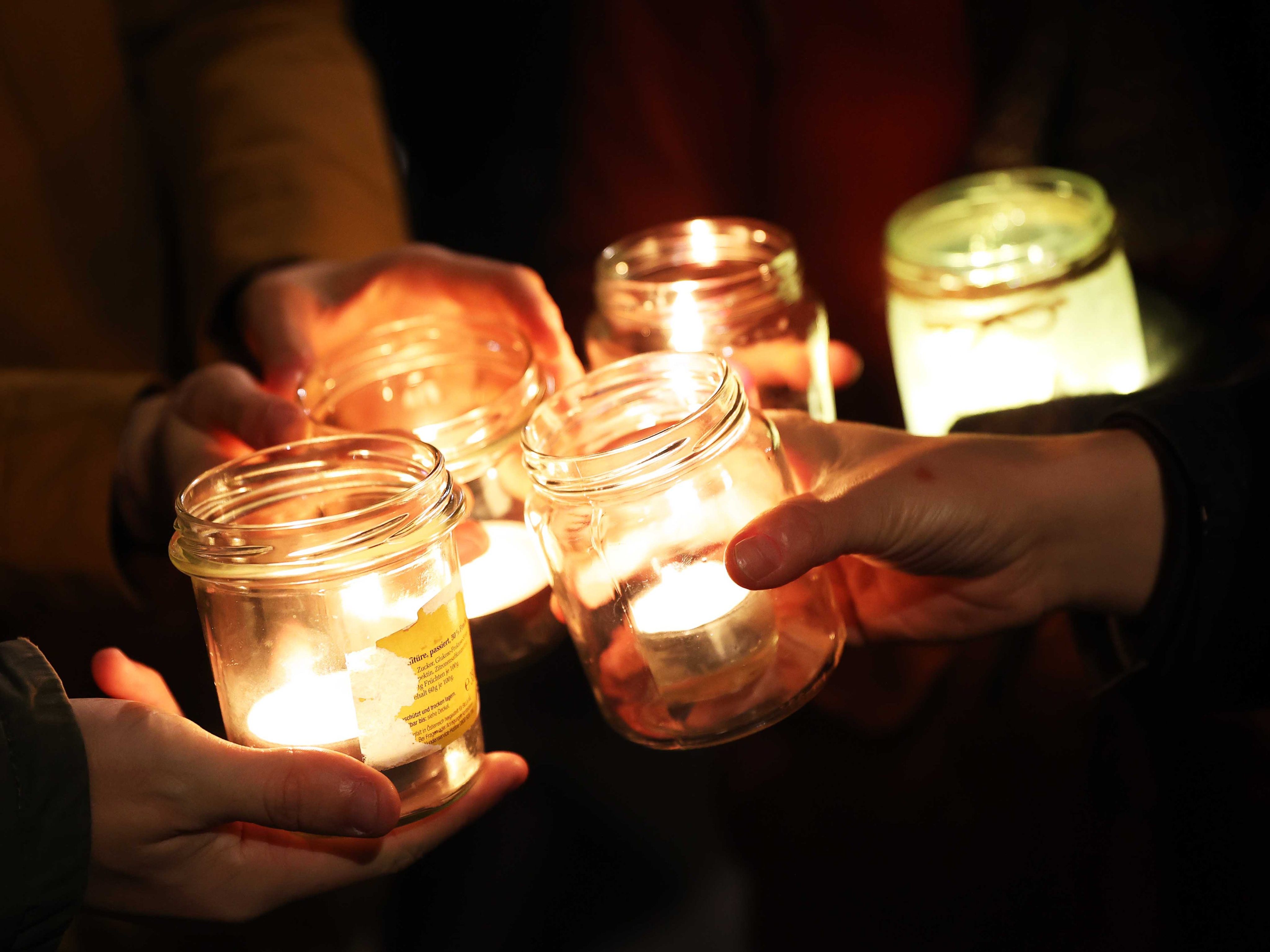 Klimaabkommen-Lichtermeer-auf-der-Wiener-Aspernbr-cke-AMTC-warnt-vor-Stau