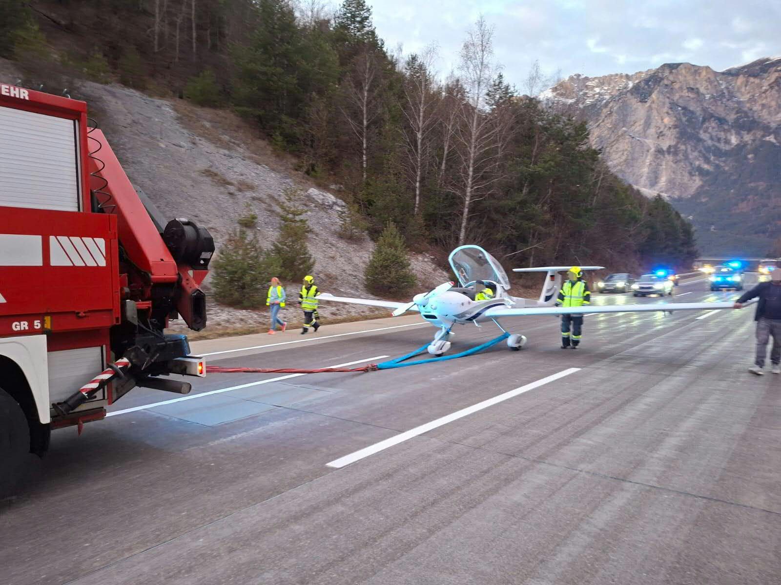 Spektakul-r-Segelflugzeug-muss-auf-Autobahn-A2-notlanden