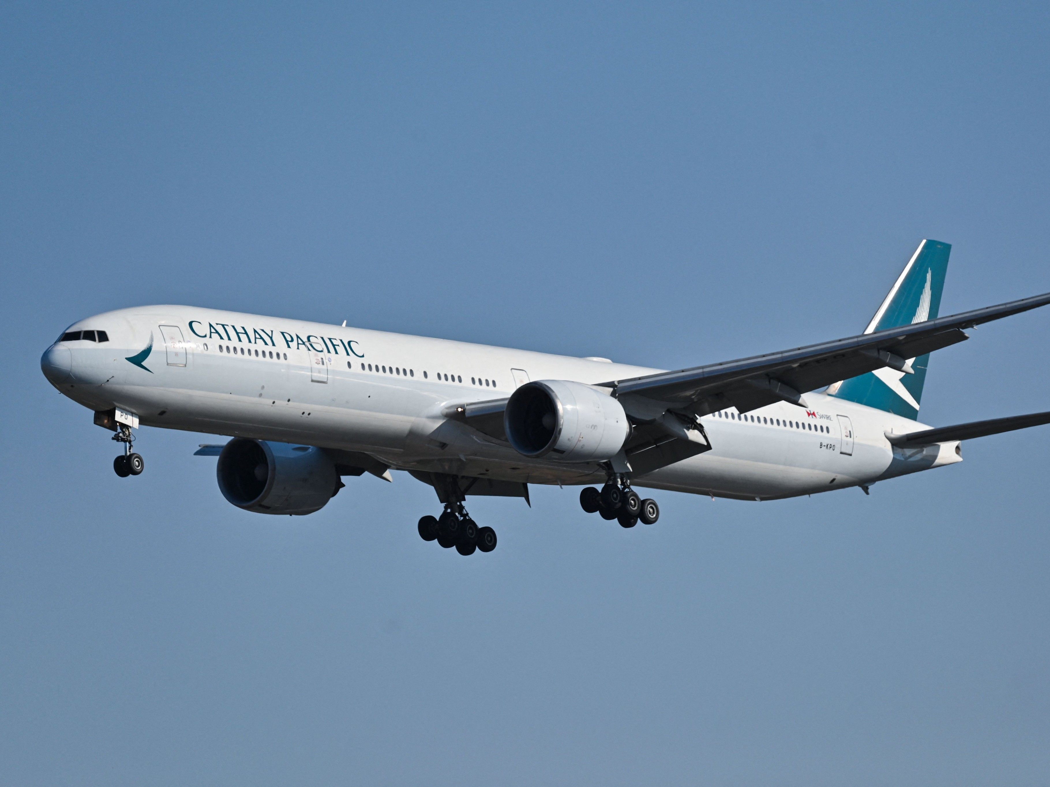 Cathay-Pacific-Schock über dem Pazifik: Junger Passagier reißt an Flugzeugtür (SYMBOLBILD)