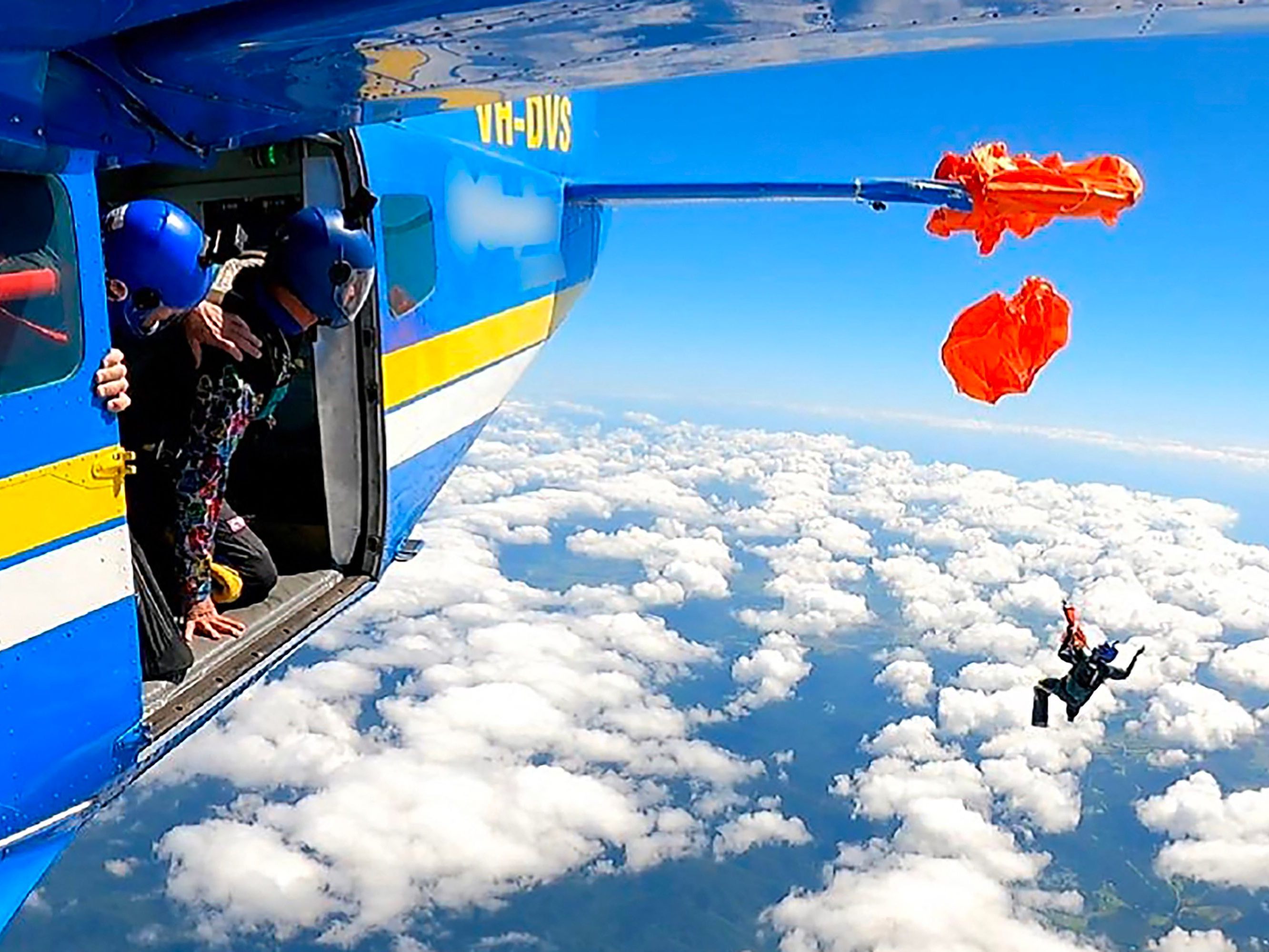 drama-in-der-luft-fallschirmspringer-h-ngt-an-flugzeugheck