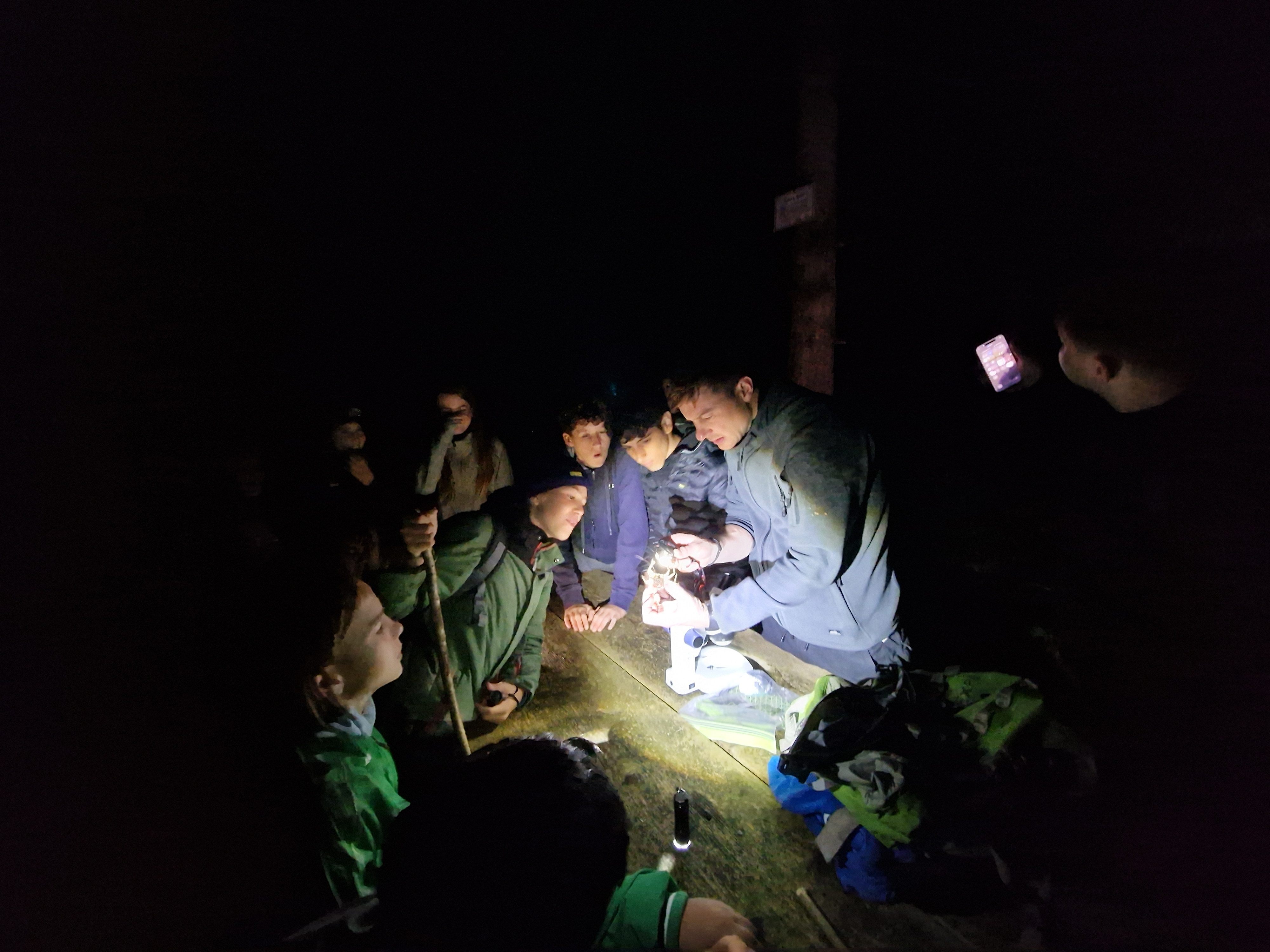 Andreas Walsler und Schüler mit Mikroskop