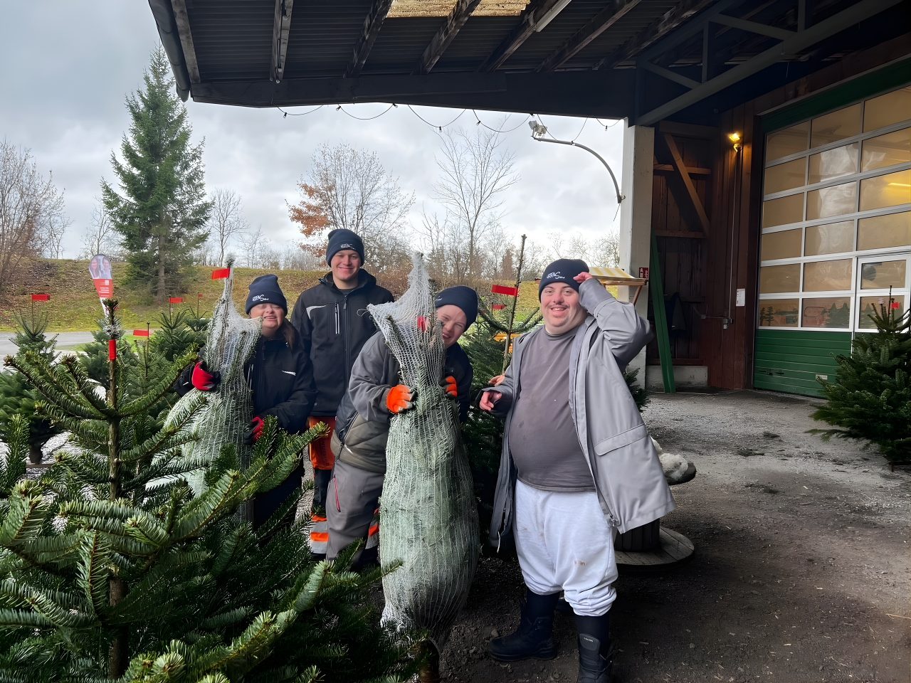 Eine große Auswahl an Christbäumen gibt es ab 12. Dezember beim Gutshof Heidensand.