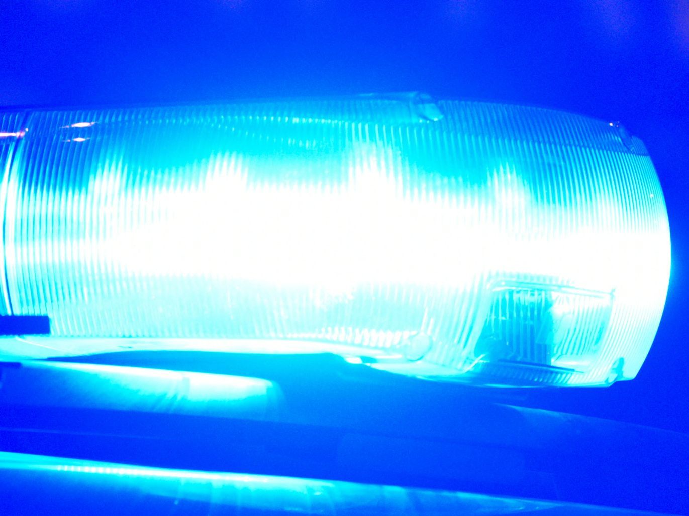 Gef-hrliches-berholman-ver-Bus-zwingt-Fu-g-nger-zum-Sprung-in-Wiese