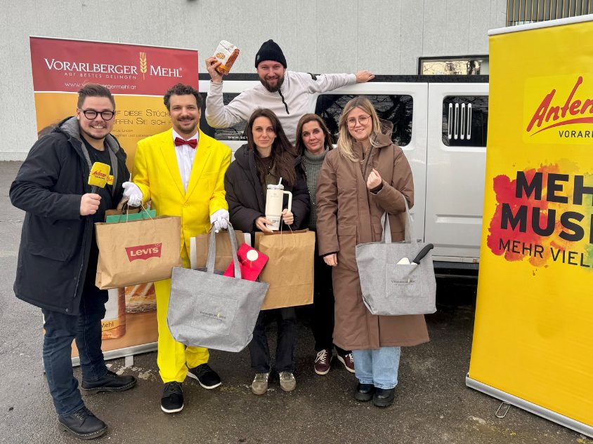 Jacqueline-aus-H-chst-wird-zum-Weihnachts-VIP-mit-1-000-Euro-038-dem-ANTENNE-VORARLBERG-Weihnachtsbutler