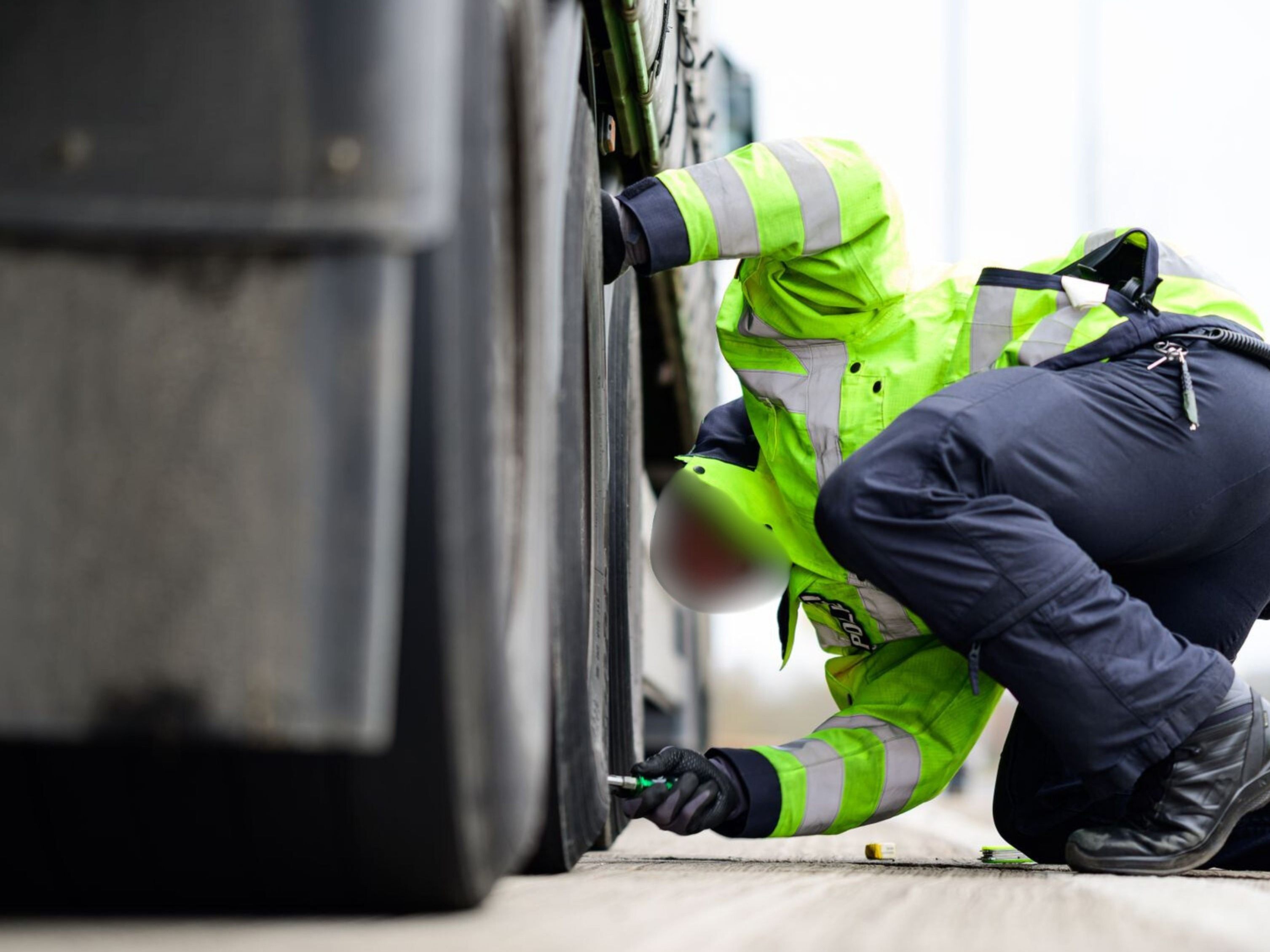 Acht-quot-Gefahr-in-Verzug-quot-M-ngel-Polizei-stoppt-gef-hrlichen-Lkw-auf-A14