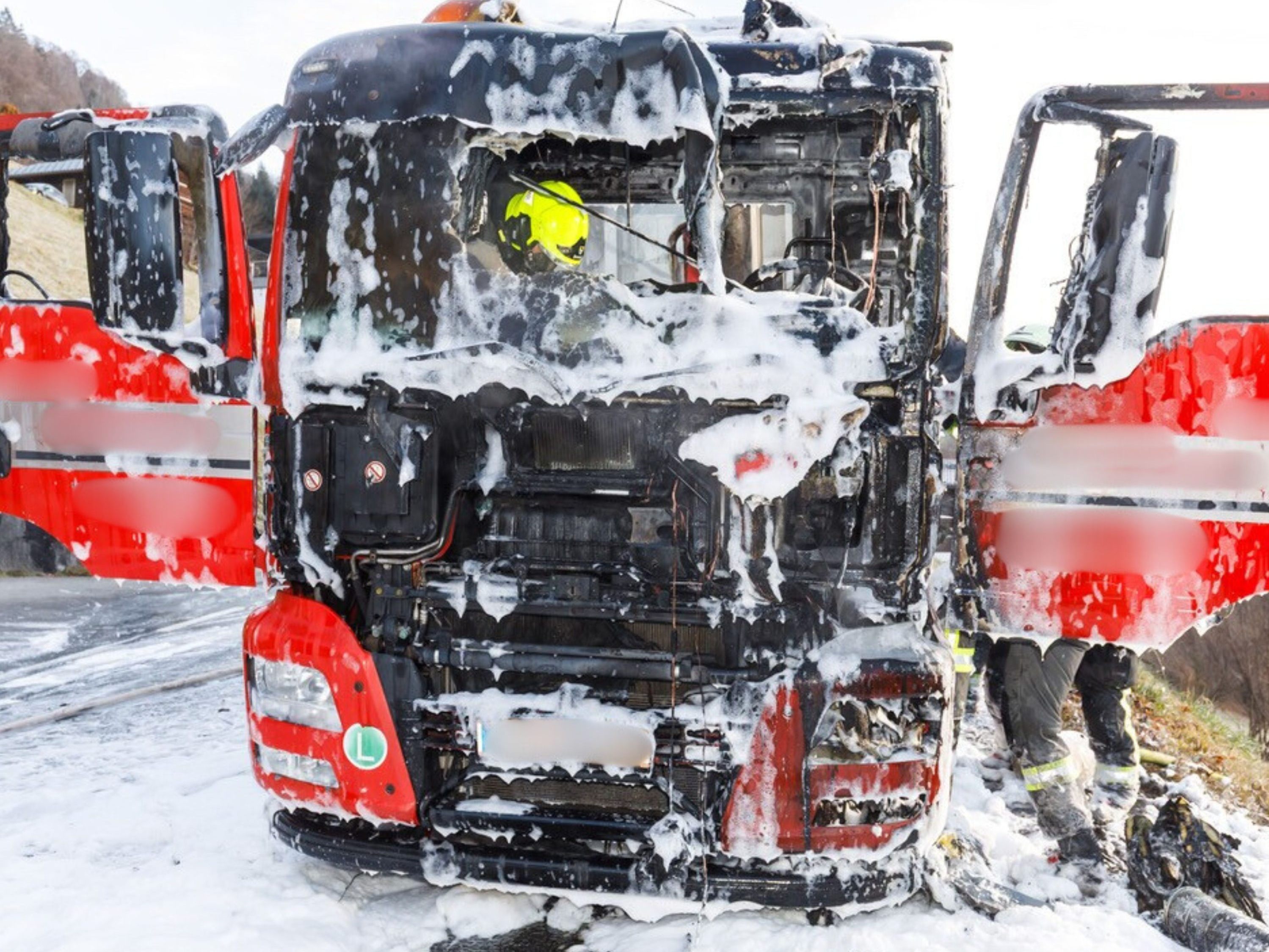 Lkw brennt auf der L96 in Bartholomäberg aus