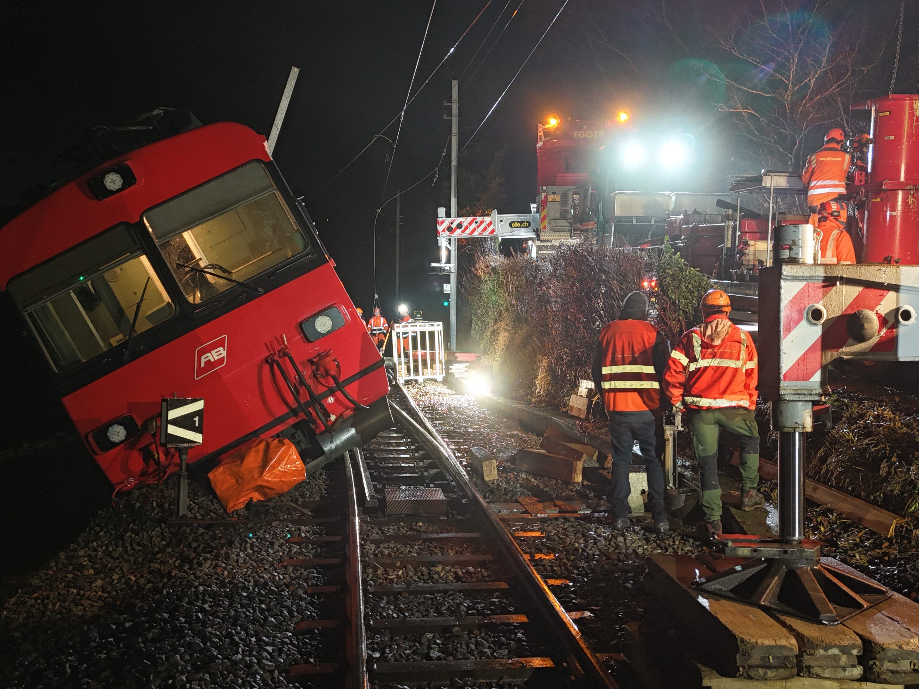 Die entgleiste Komposition konnte in der Nacht geborgen werden.