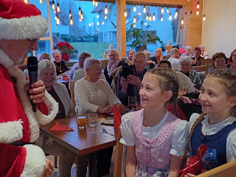 Stimmnungsvolle-Adventsfeier-des-Pensionistenverbandes-Bregenz-mit-der-Familienmusik-B-r-im-Gasthaus-Lamm