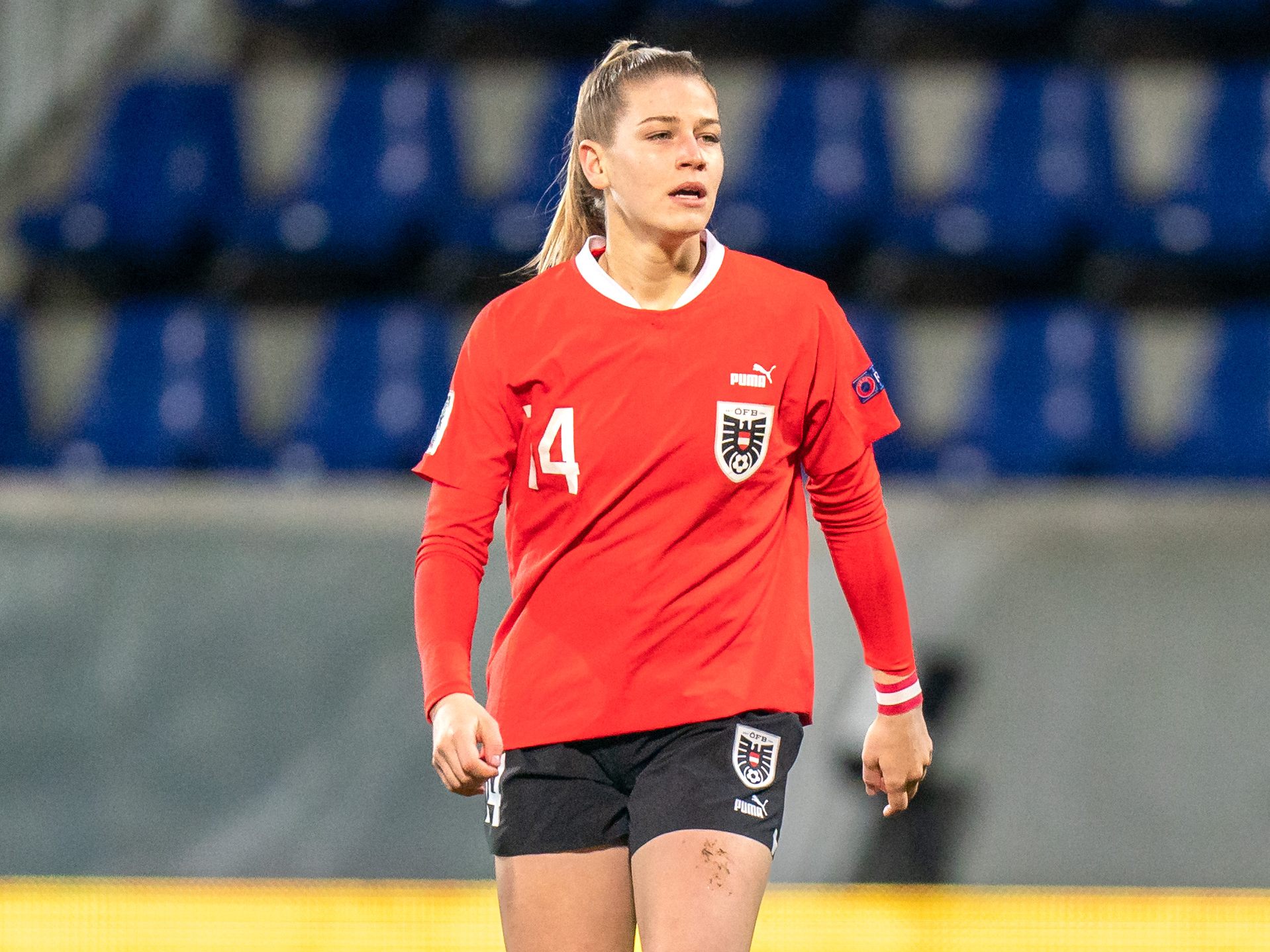 Marie-Therese Höbinger im Nationaltrikot beim Länderspiel gegen Belgien am 7. April 2023 in Wiener Neustadt.