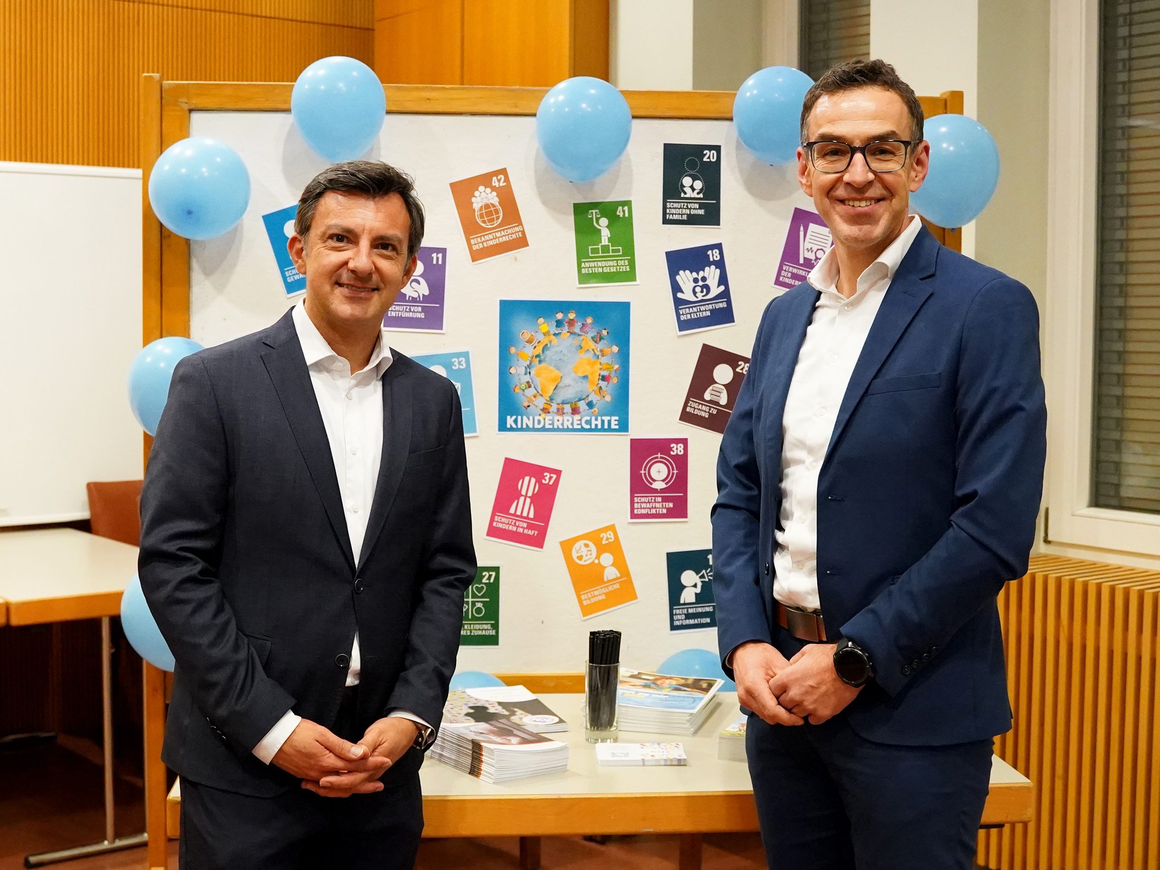 Bürgermeister von Hard Martin Staudinger mit dem Vortragenden Christian Netzer.