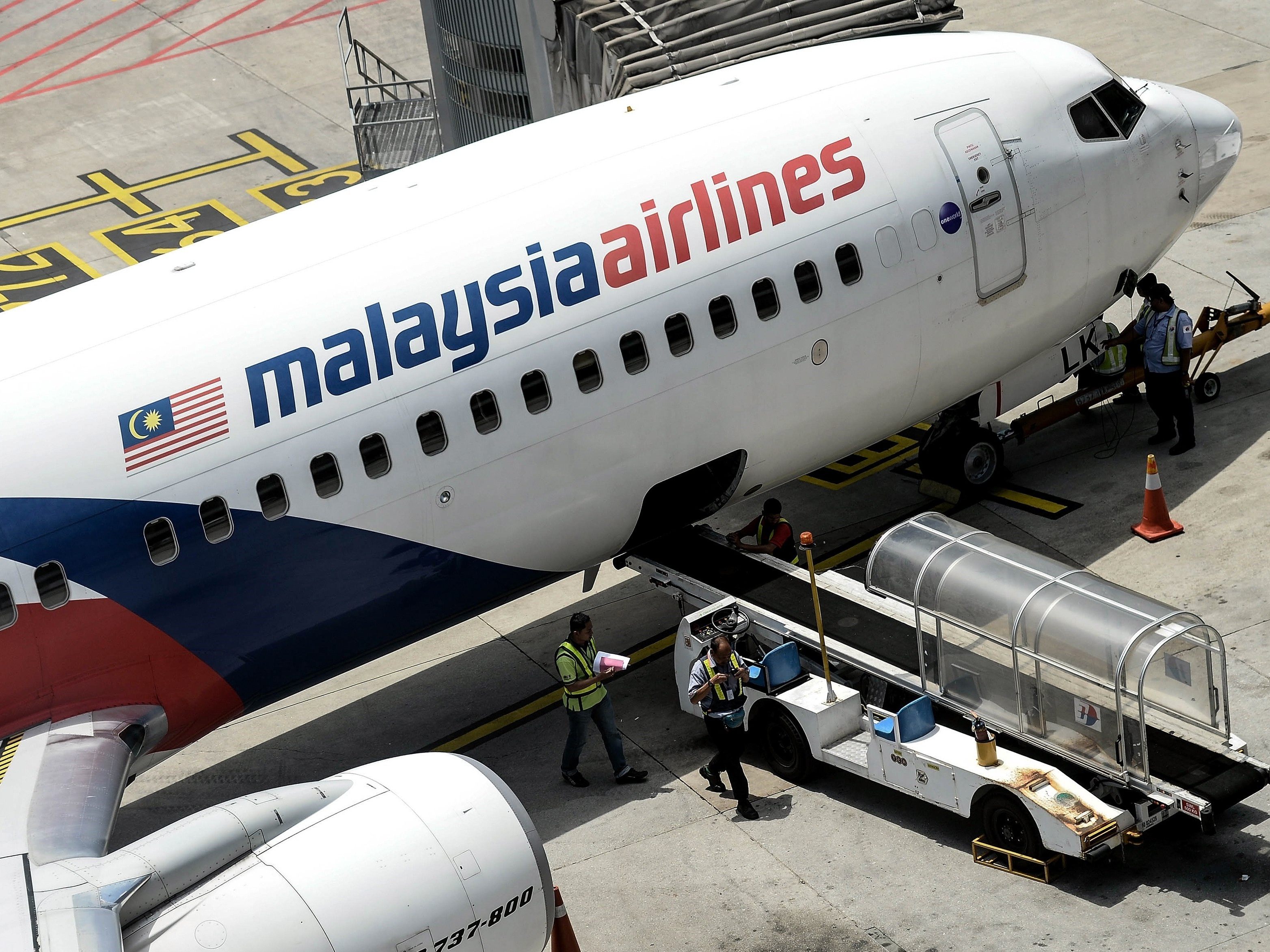 Mitarbeiter am Flughafen Kuala Lumpur beladen ein Flugzeug von Malaysia Airlines. (Symbolbild)