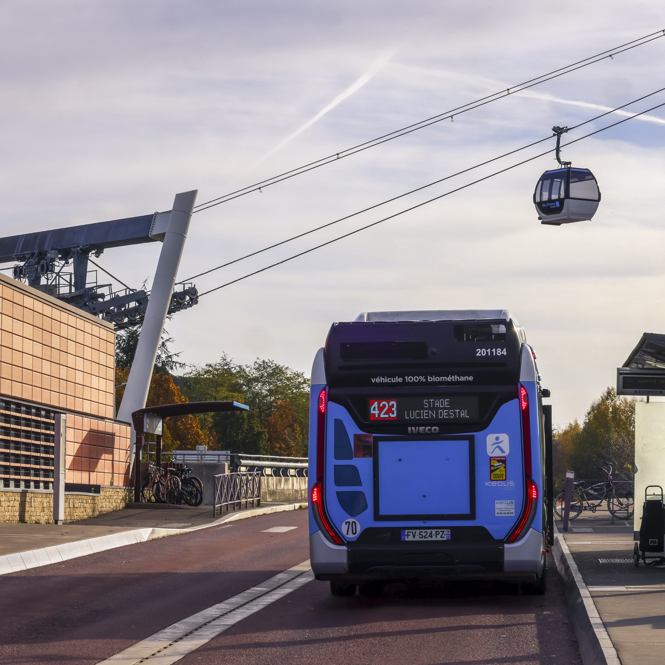 In Paris schwebt man über den Verkehr hinweg.