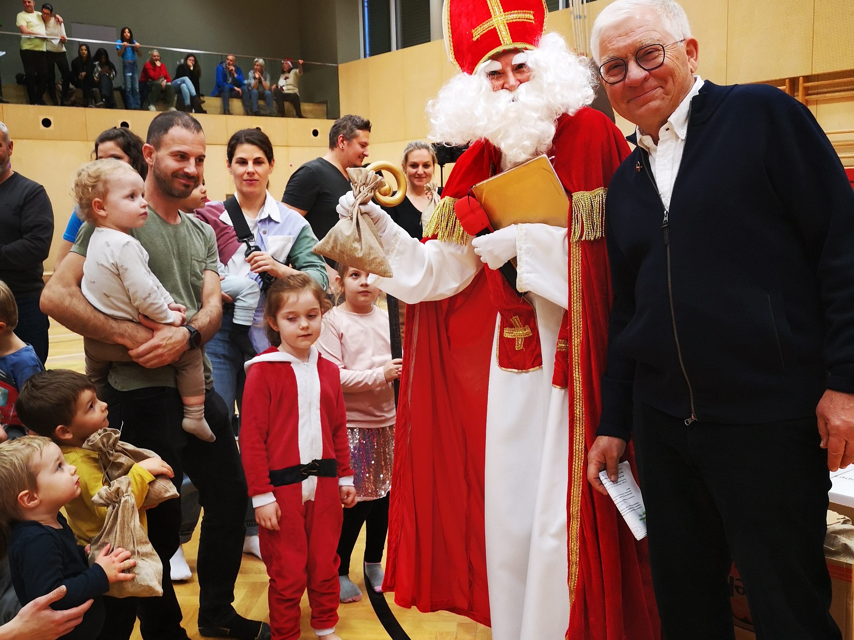 Der Nikolo verteilt die Säckchen