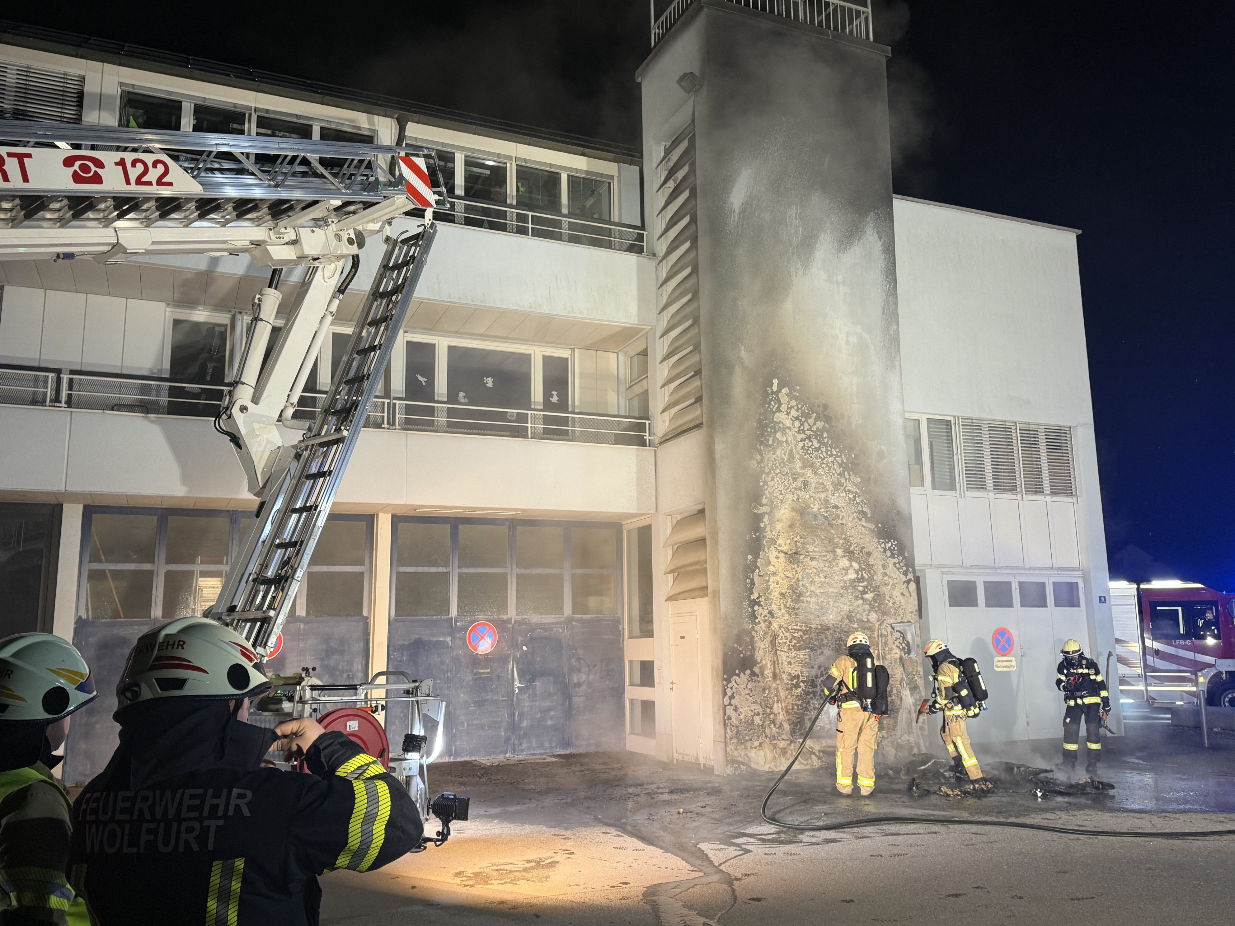 Ein brennender Papiercontainer hat zu einem Fassadenbrand am alten Feuerwehrhaus in Wolfurt geführt.
