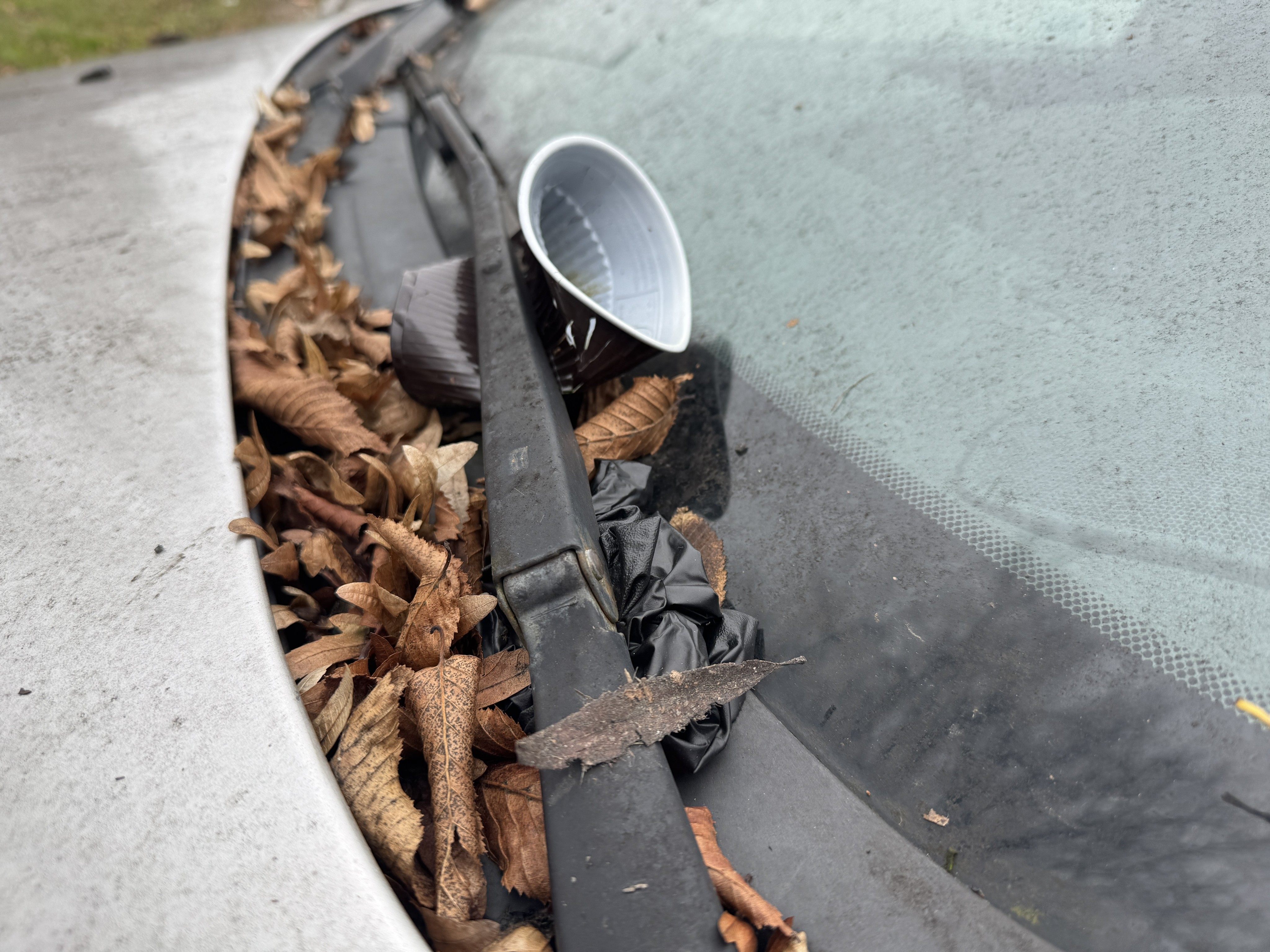 Seit-Jahren-abgestelltes-Auto-auf-Hohenemser-Supermarktparkplatz-wirft-Fragen-auf