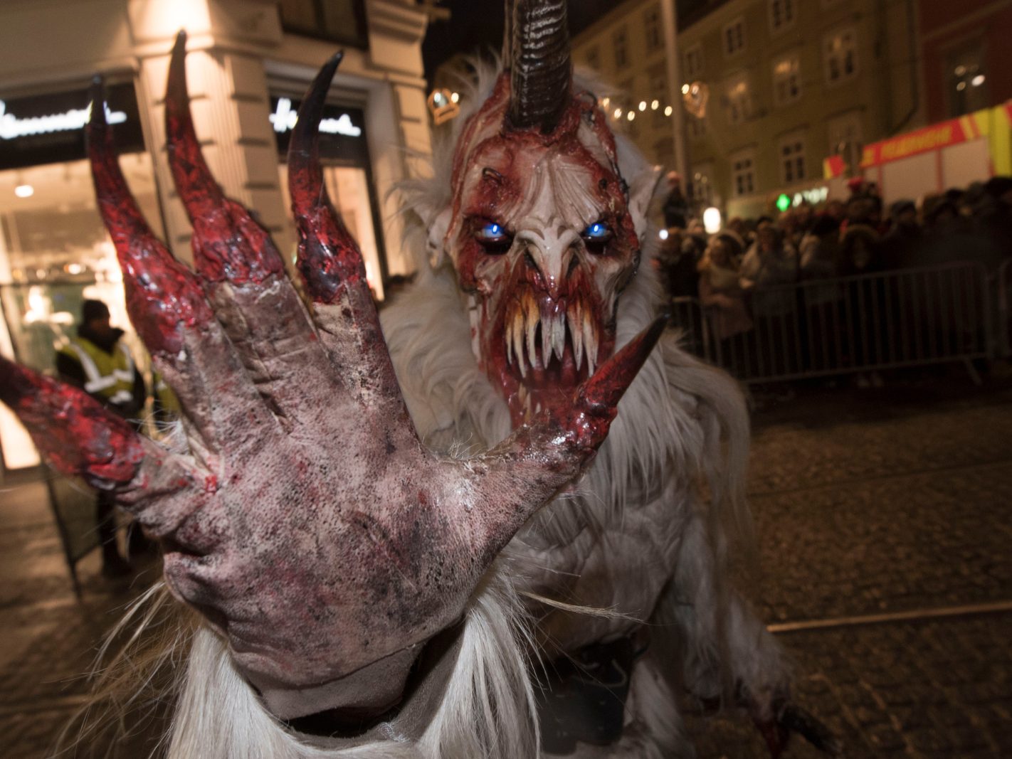 Wenn-Krampusse-tanzen-und-Gurken-gl-nzen-Kuriose-Weihnachtstraditionen-weltweit