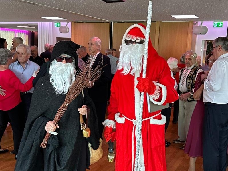 Heiliger Nikolaus und Knecht Ruprecht besuchen PVÖ-Landestanz
